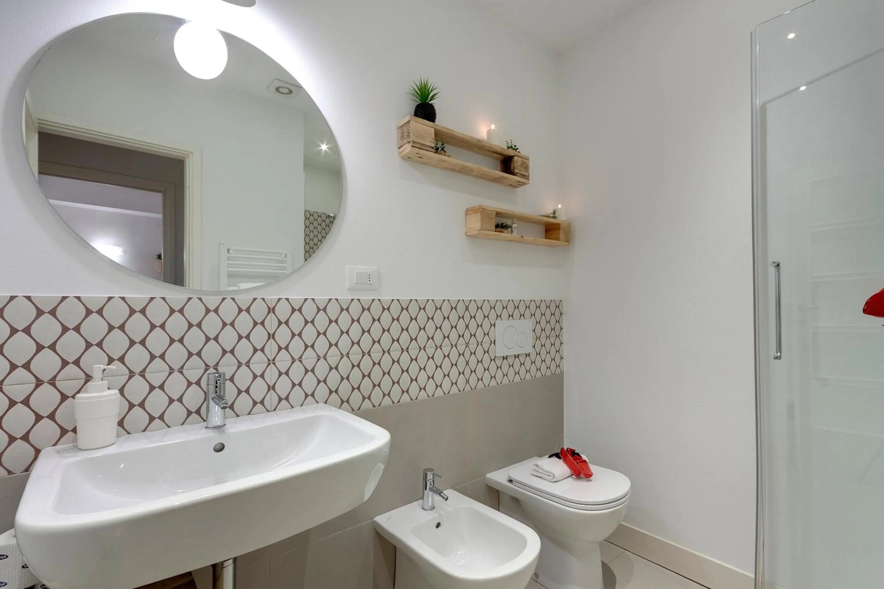 Bathroom in Costa San Giorgio Apartment by Mamo Florence