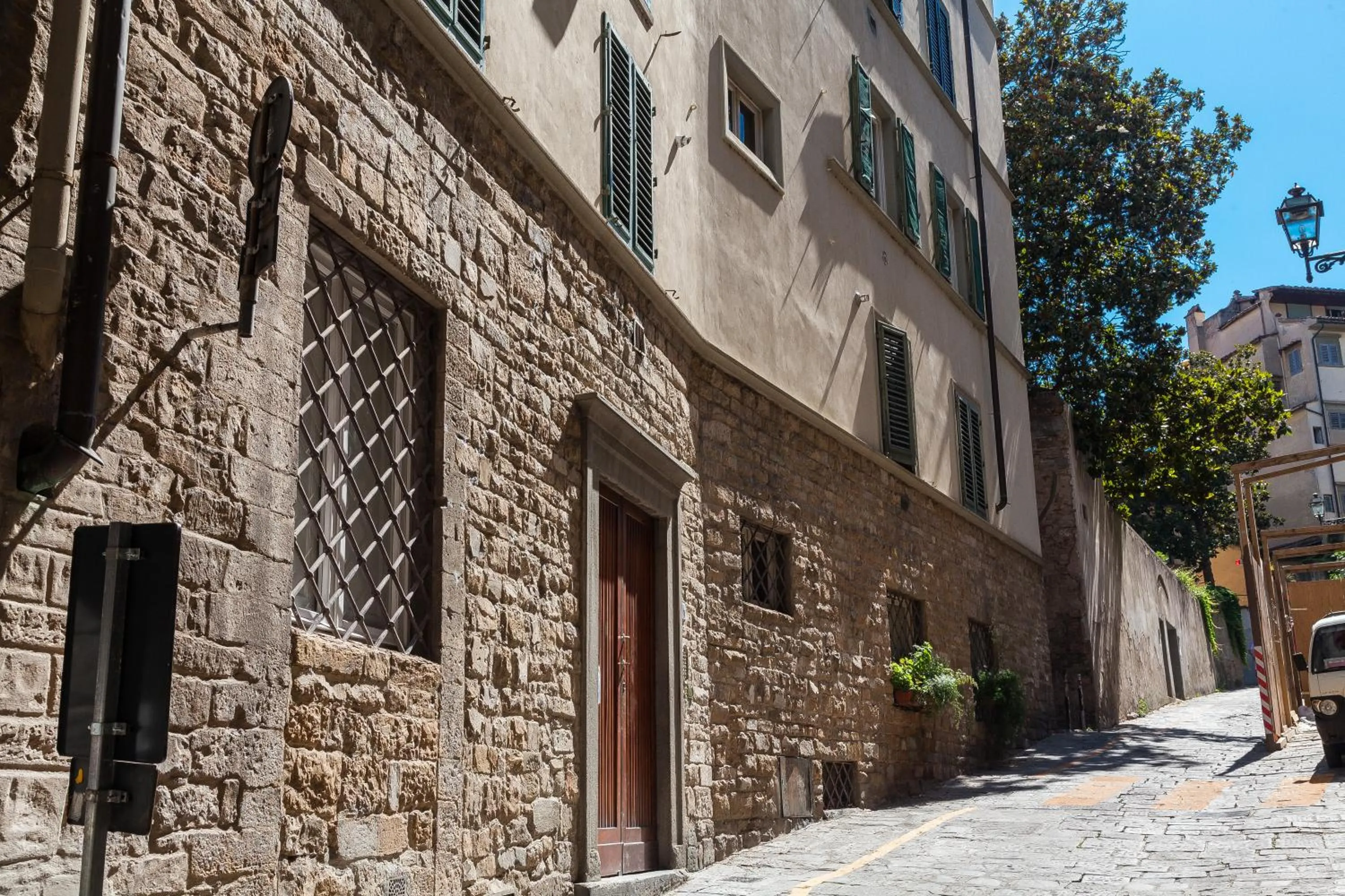 Facade/entrance in Costa San Giorgio Apartment by Mamo Florence