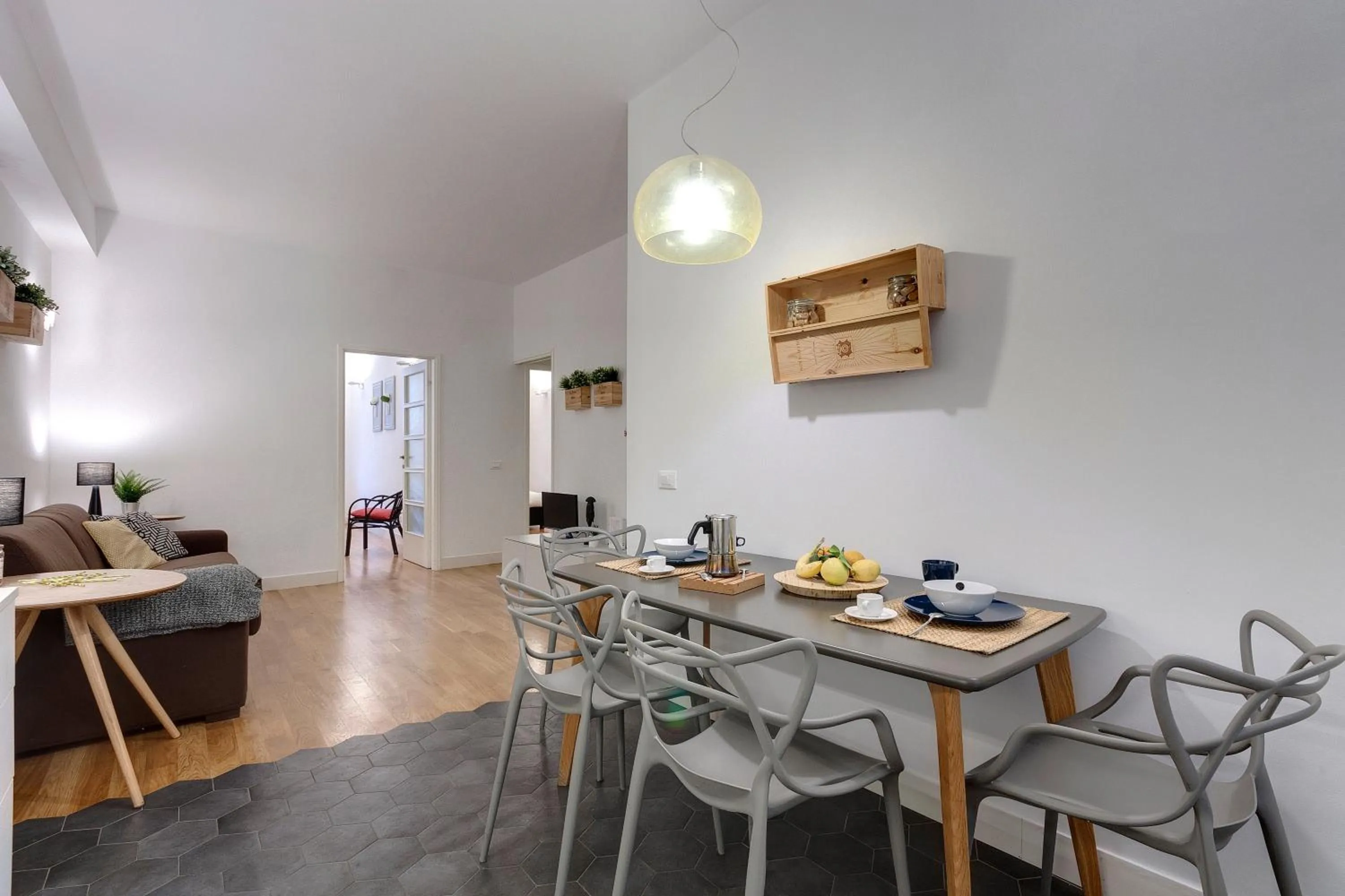 Dining area in Costa San Giorgio Apartment by Mamo Florence