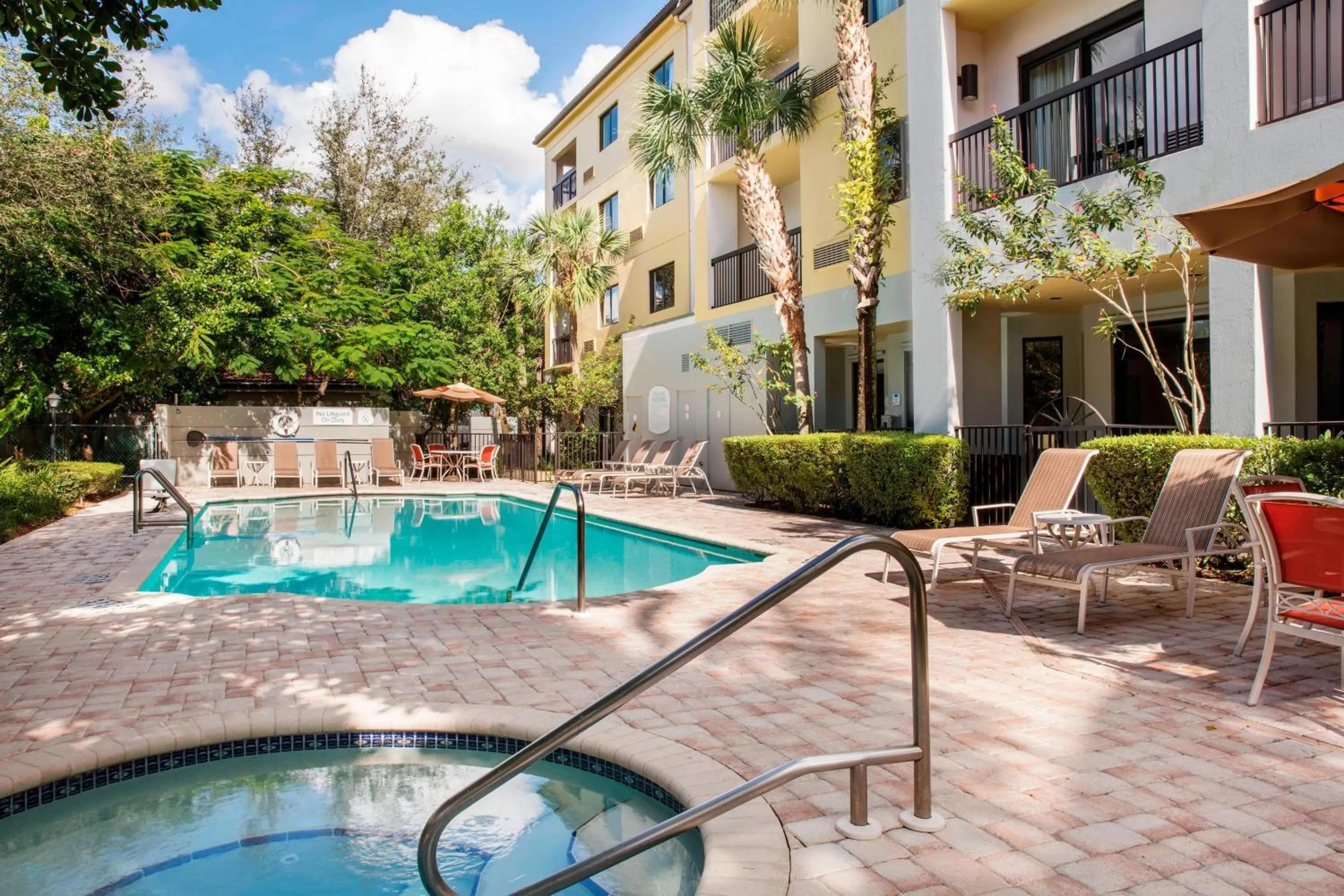 Swimming pool in Courtyard by Marriott Fort Lauderdale Coral Springs