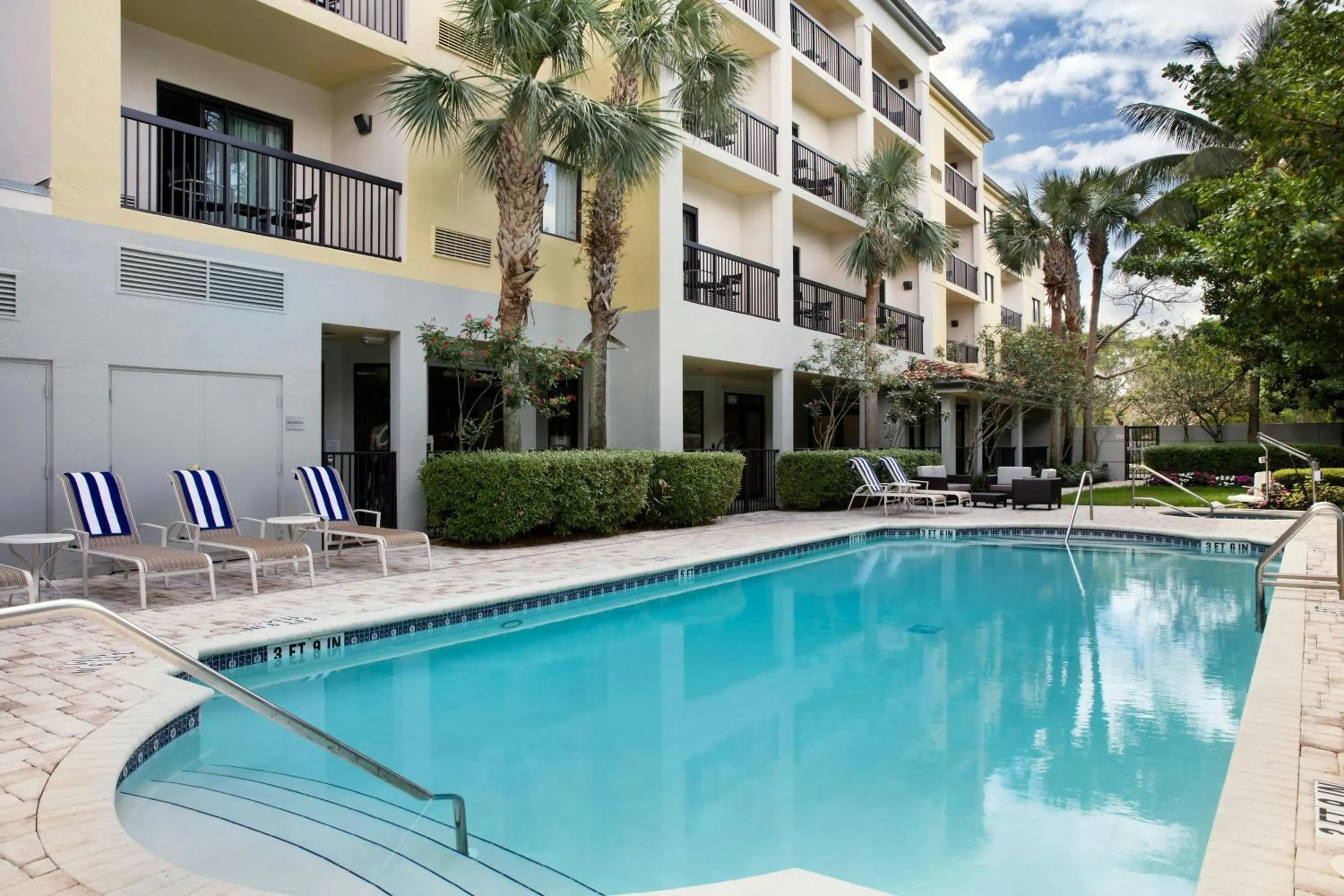Swimming pool in Courtyard by Marriott Fort Lauderdale Coral Springs