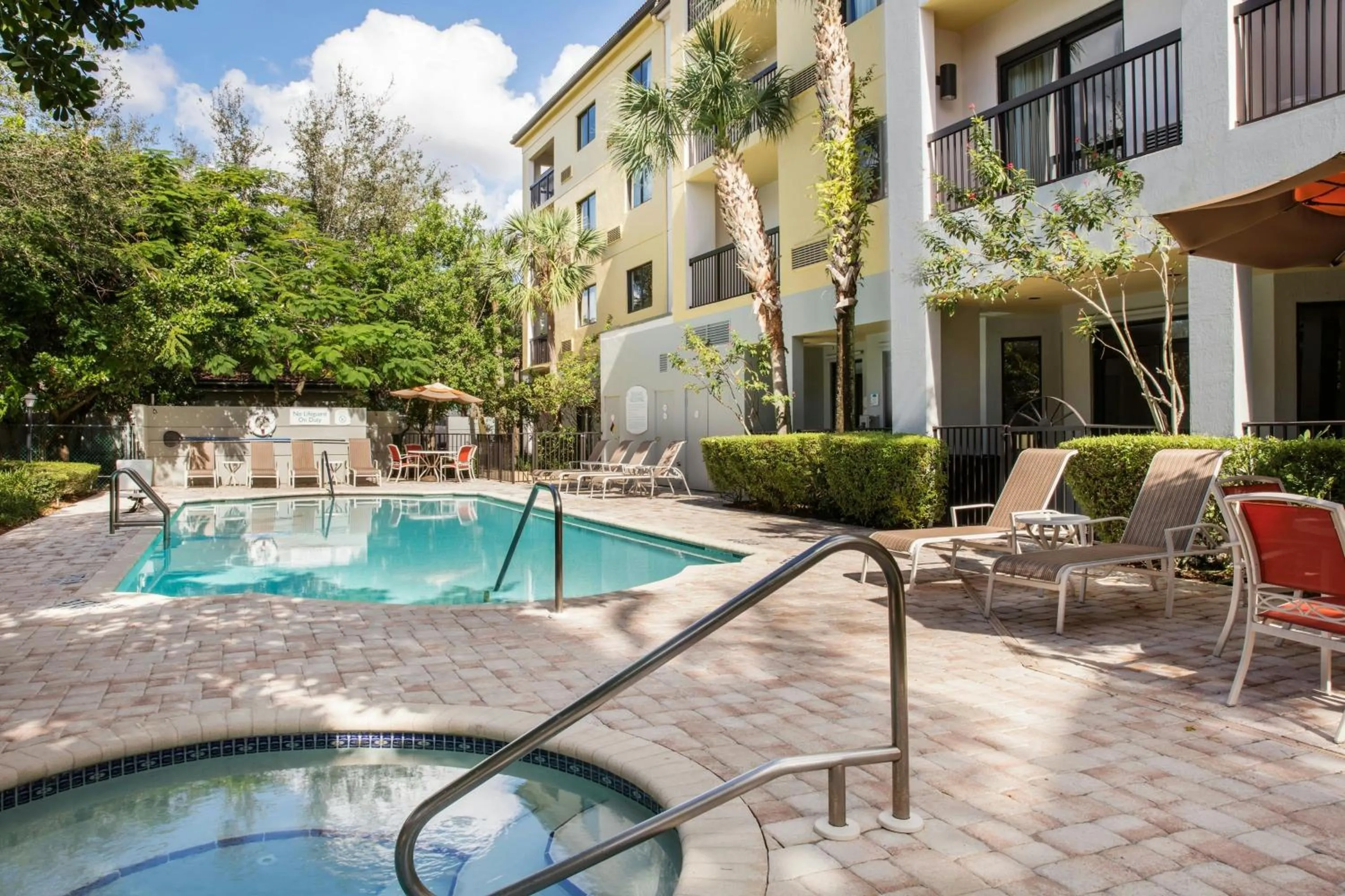Swimming pool in Courtyard by Marriott Fort Lauderdale Coral Springs