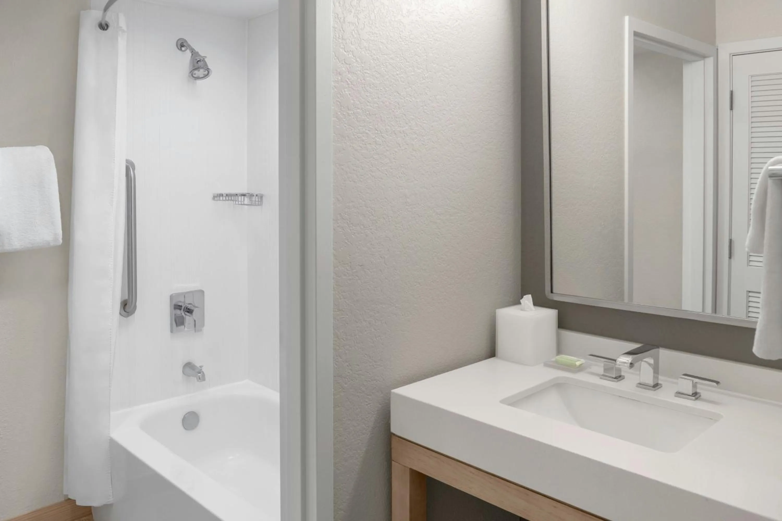 Bathroom in Courtyard by Marriott Fort Lauderdale Coral Springs
