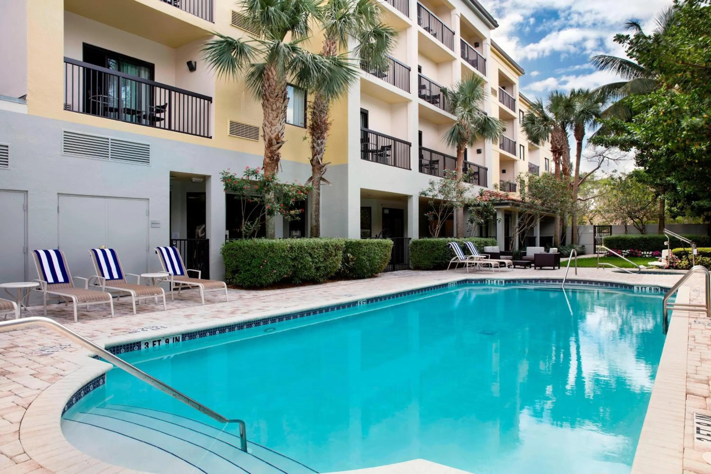 Swimming pool in Courtyard by Marriott Fort Lauderdale Coral Springs