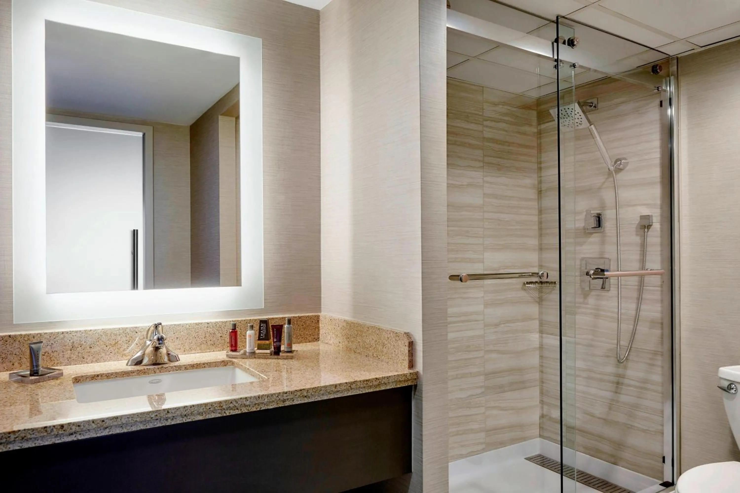 Bathroom in San Francisco Airport Marriott Waterfront