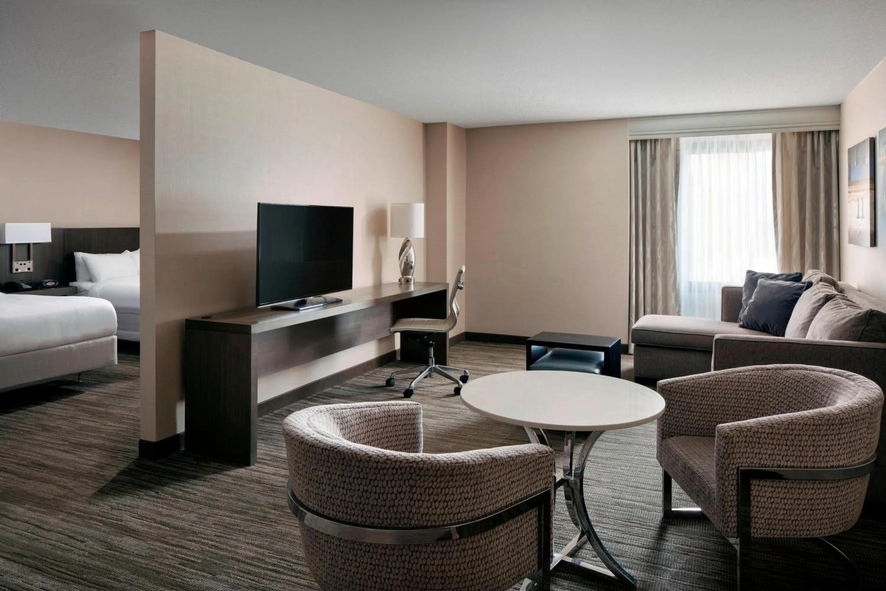 Living room, Bed in San Francisco Airport Marriott Waterfront