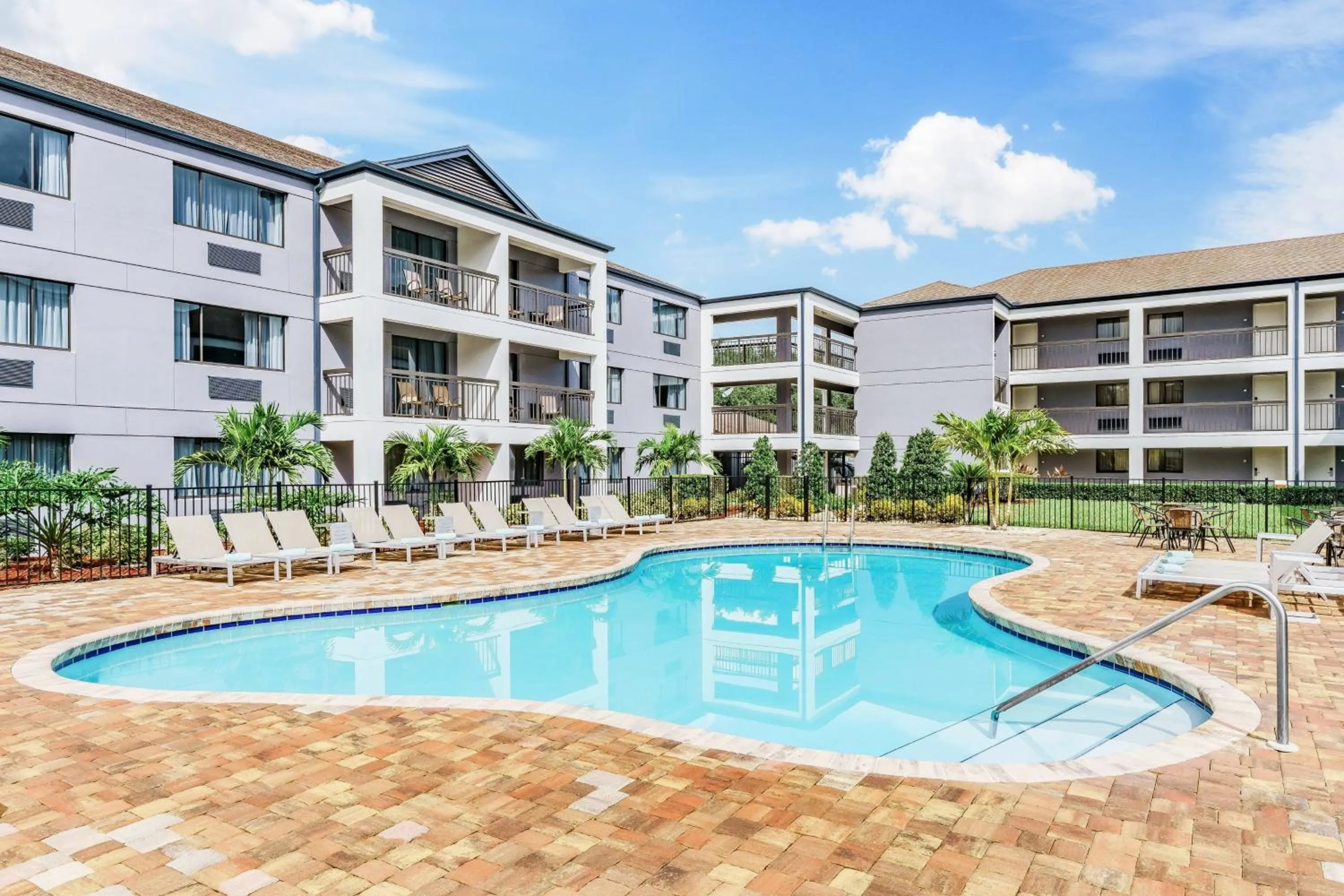 Swimming pool in Courtyard by Marriott Orlando Lake Buena Vista at Vista Centre