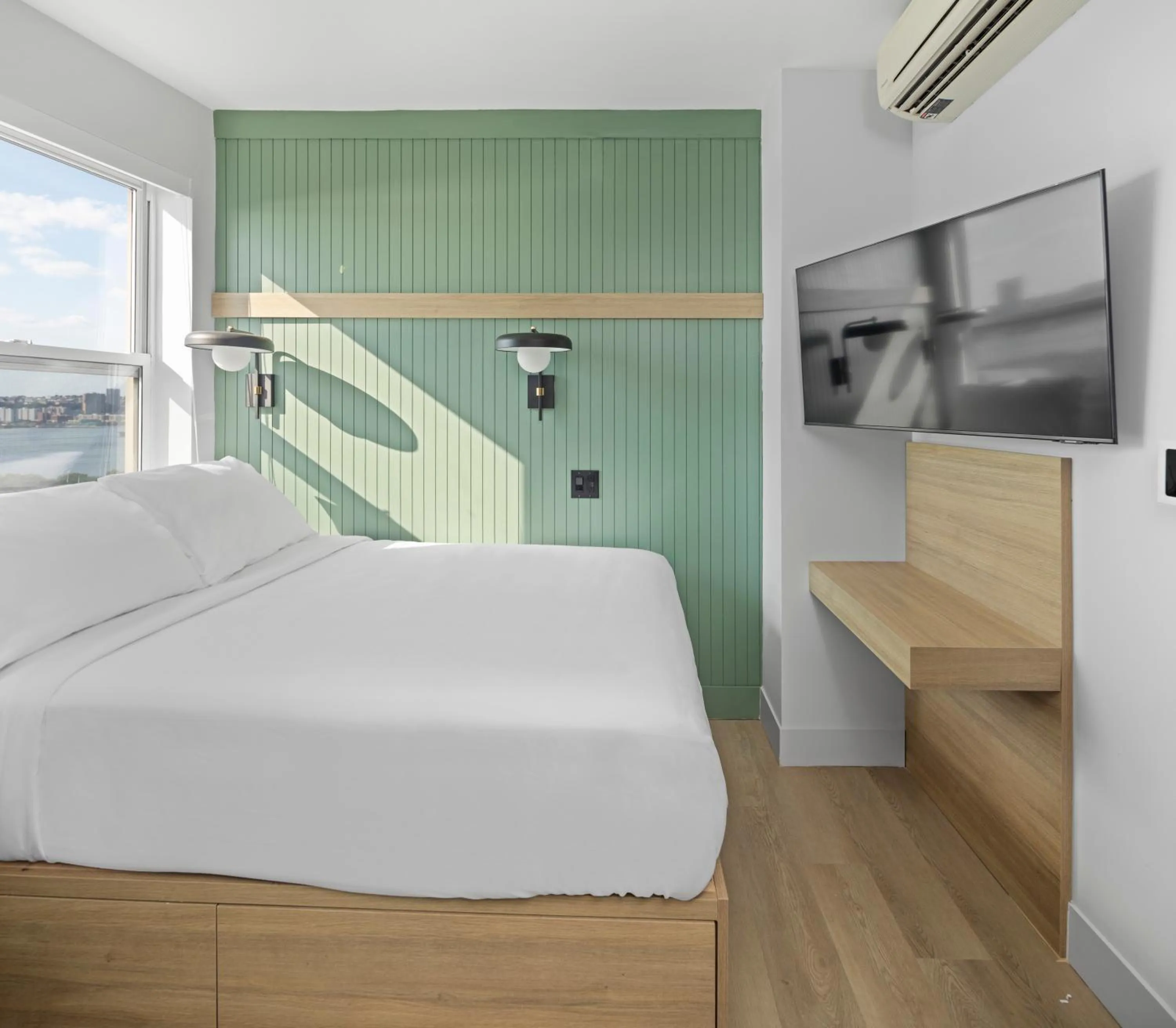 TV and multimedia, Bed in Riverside Tower Hotel