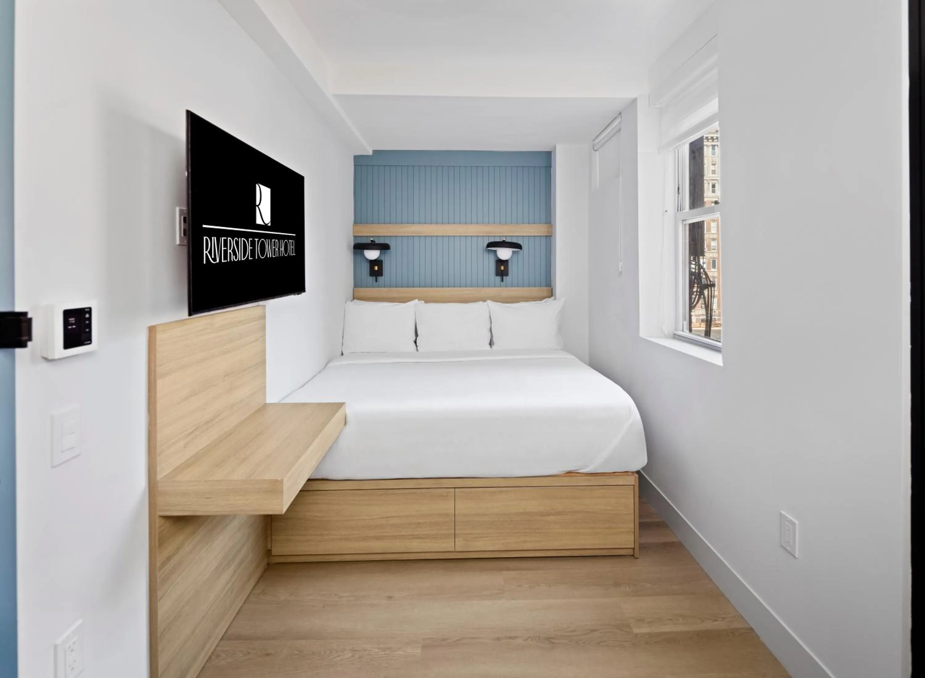 TV and multimedia, Bed in Riverside Tower Hotel