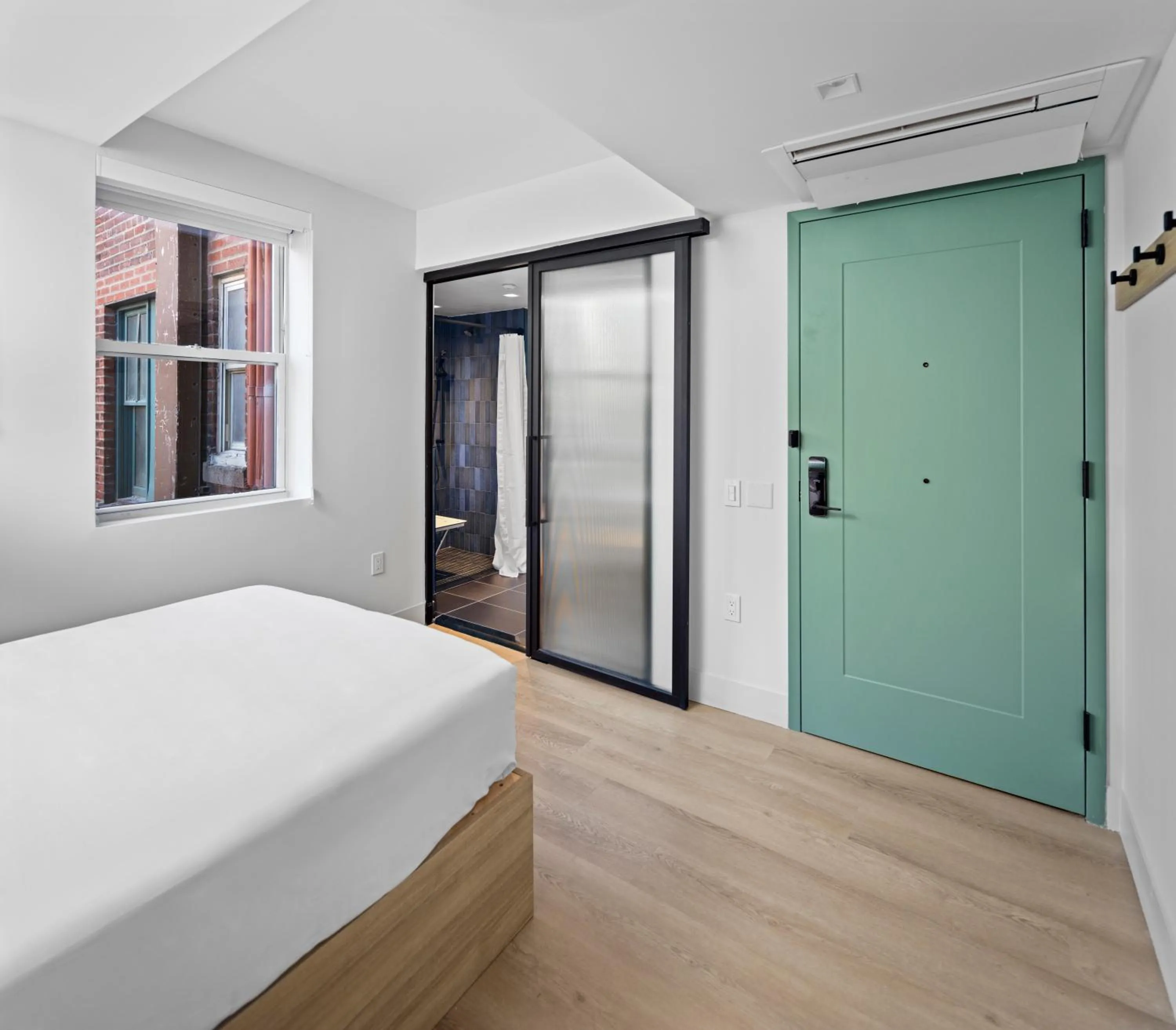 Bathroom, Bed in Riverside Tower Hotel