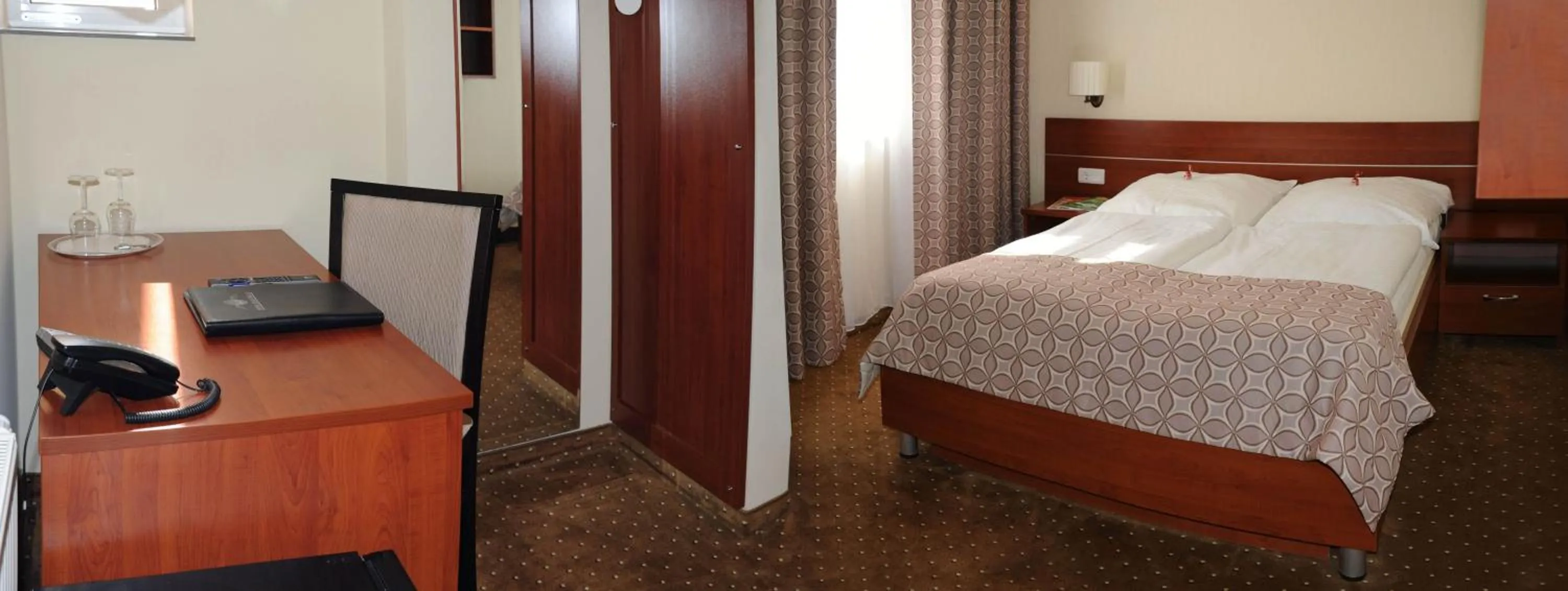 Living room, Bed in Hotel Atlas Halle