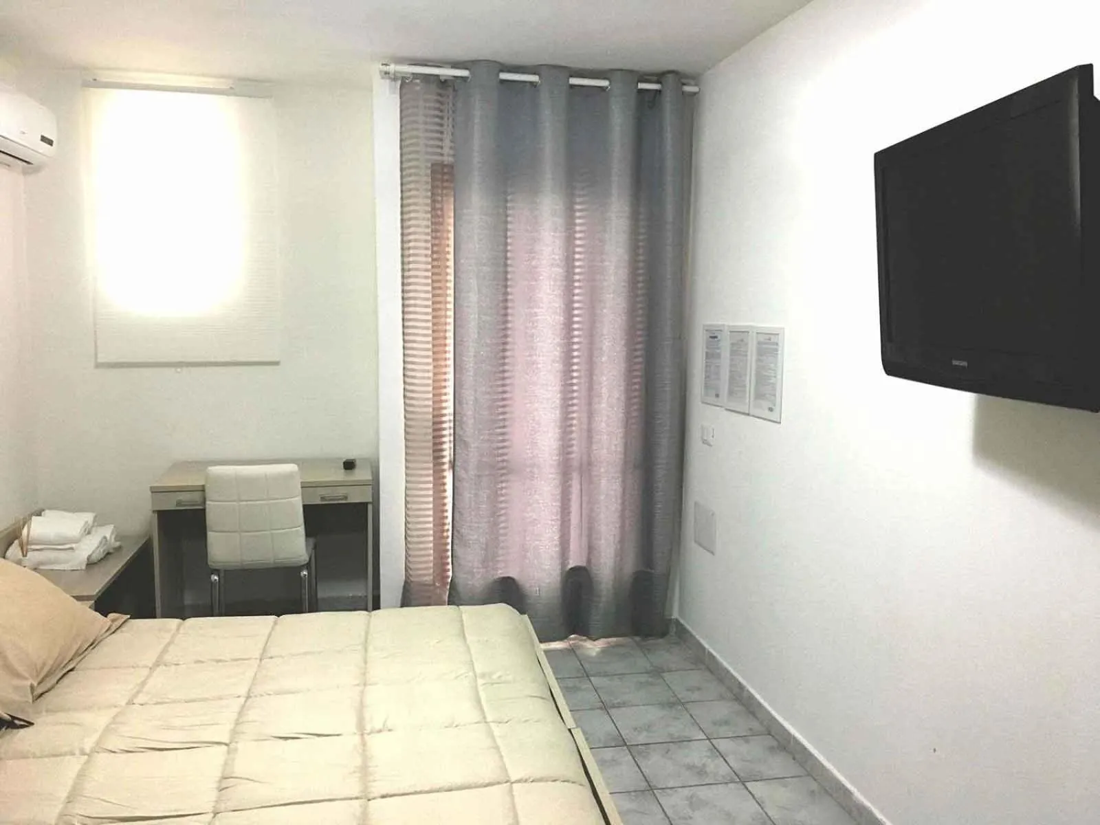 Photo of the whole room, Bed in Residence R&B Tyrrhenum