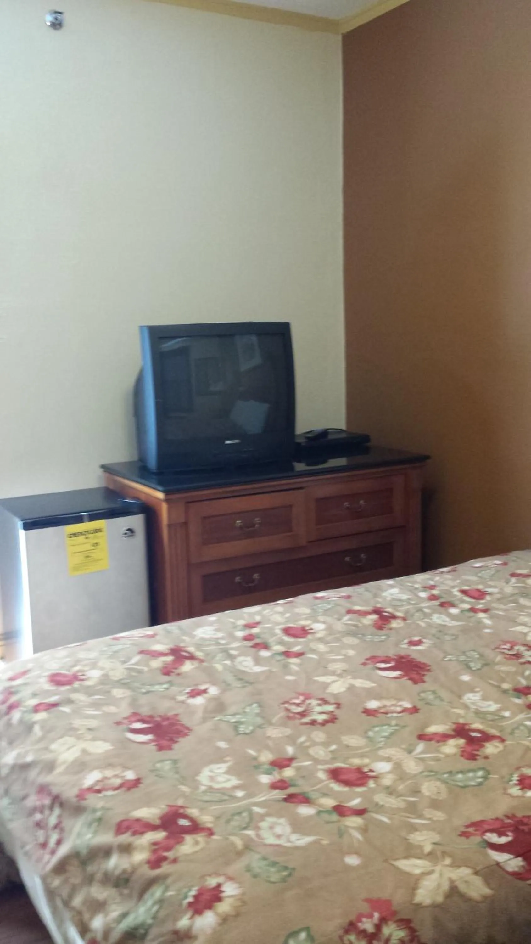 Bed, TV/Entertainment Center in El Capitan Hotel