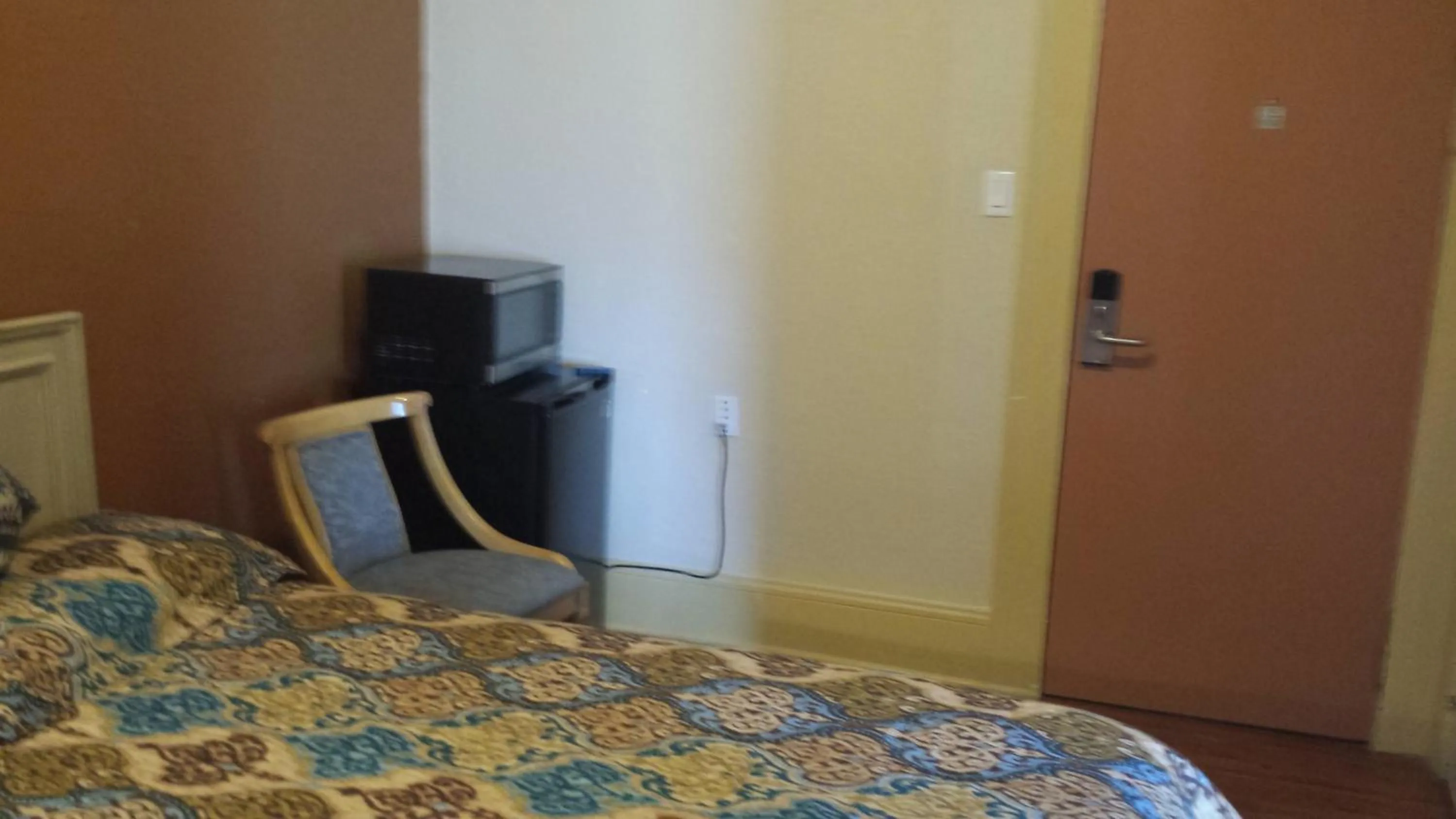 Bed, TV/Entertainment Center in El Capitan Hotel