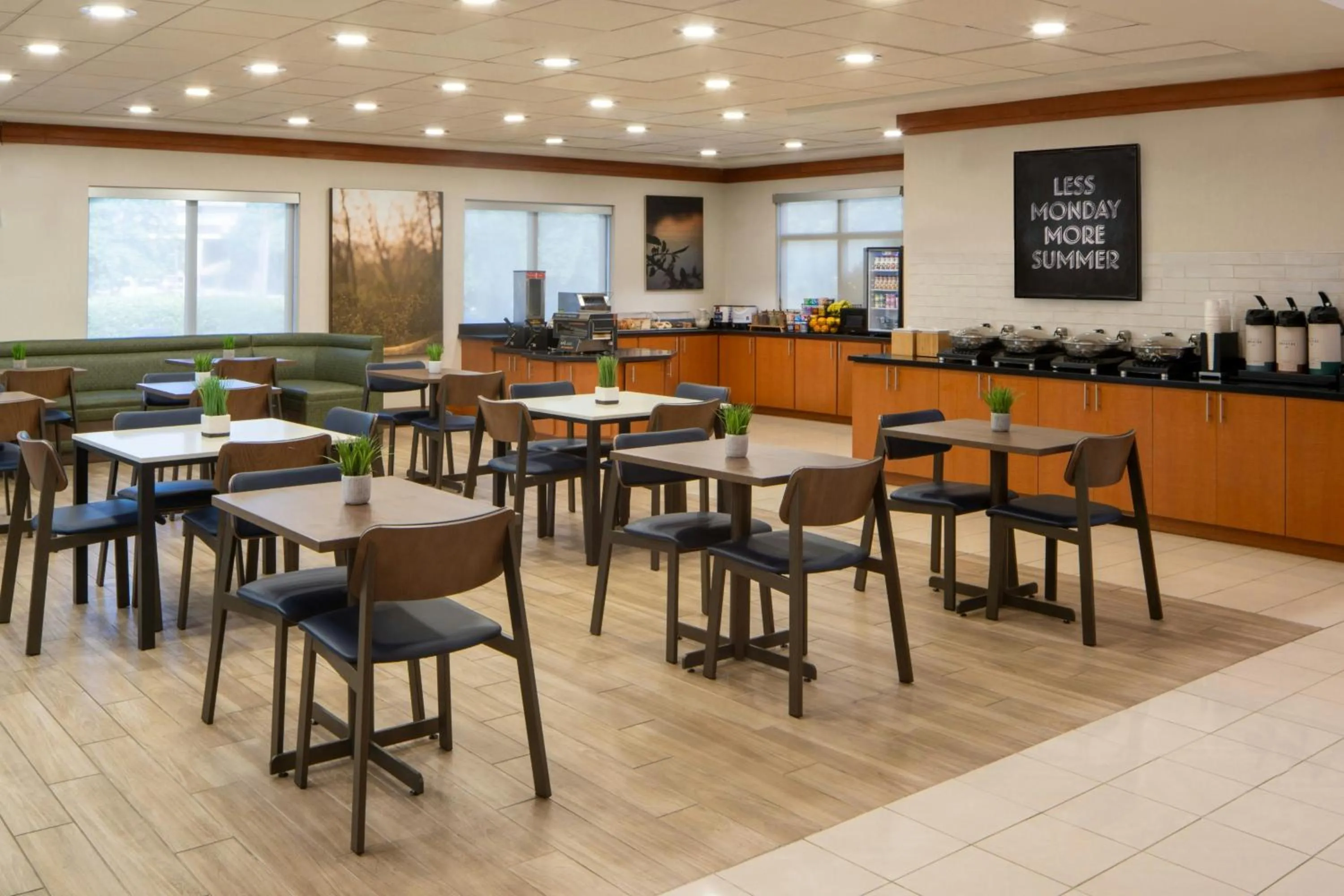 Restaurant/places to eat in Fairfield Inn and Suites Atlanta Airport South/Sullivan Road