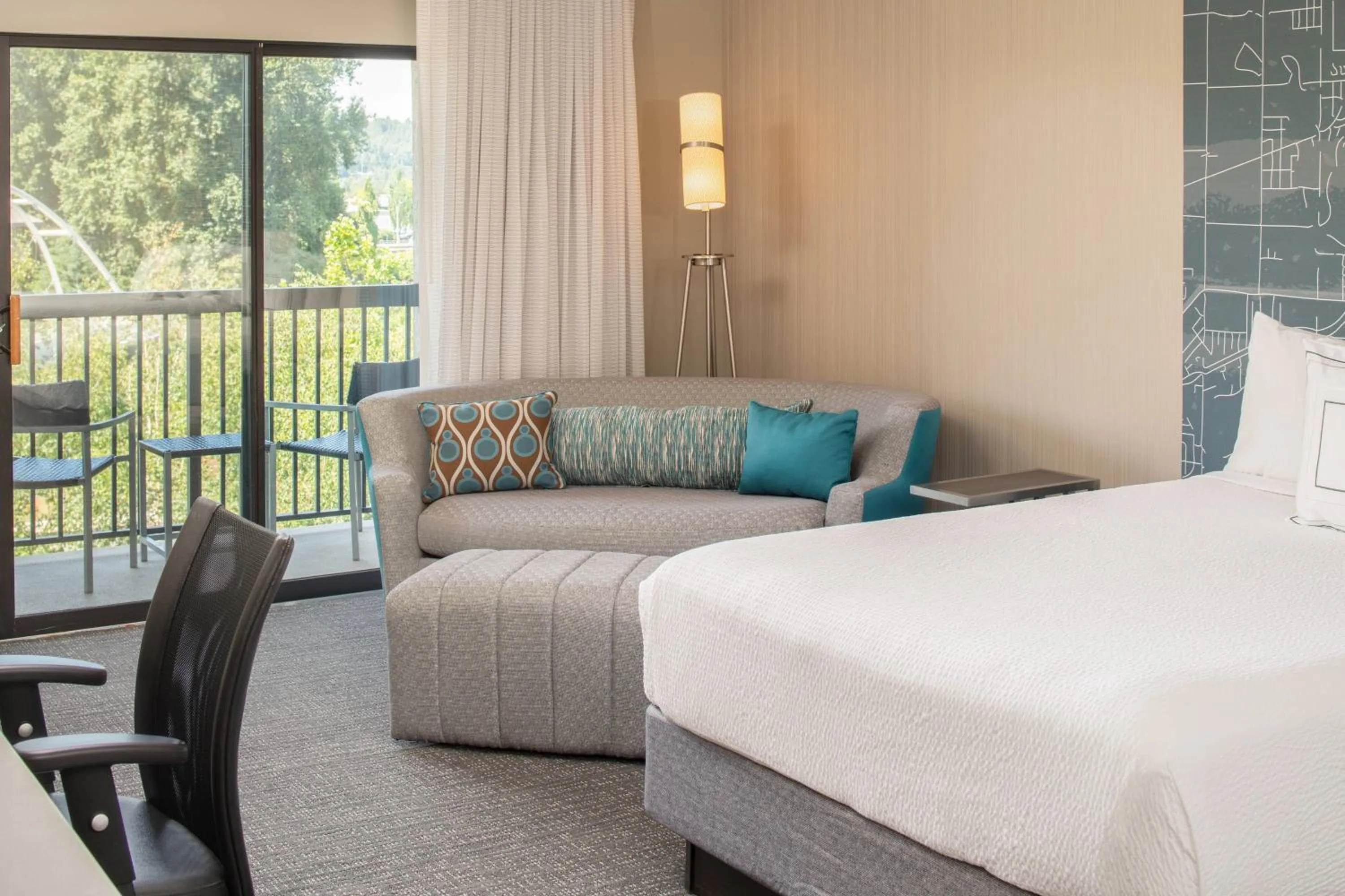 Photo of the whole room, Bed in Courtyard Seattle Sea-Tac Area