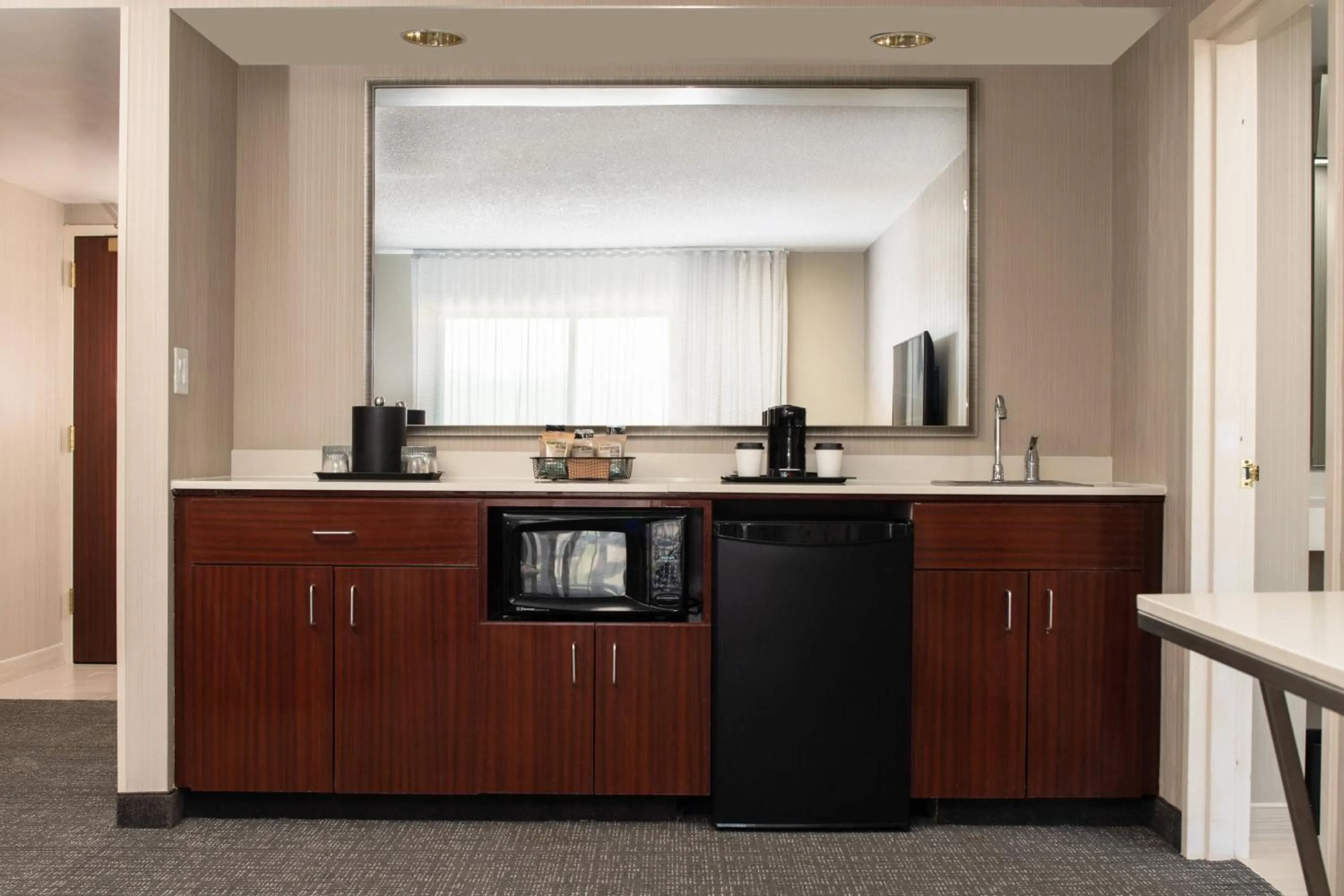 Lounge or bar in Courtyard Seattle Sea-Tac Area