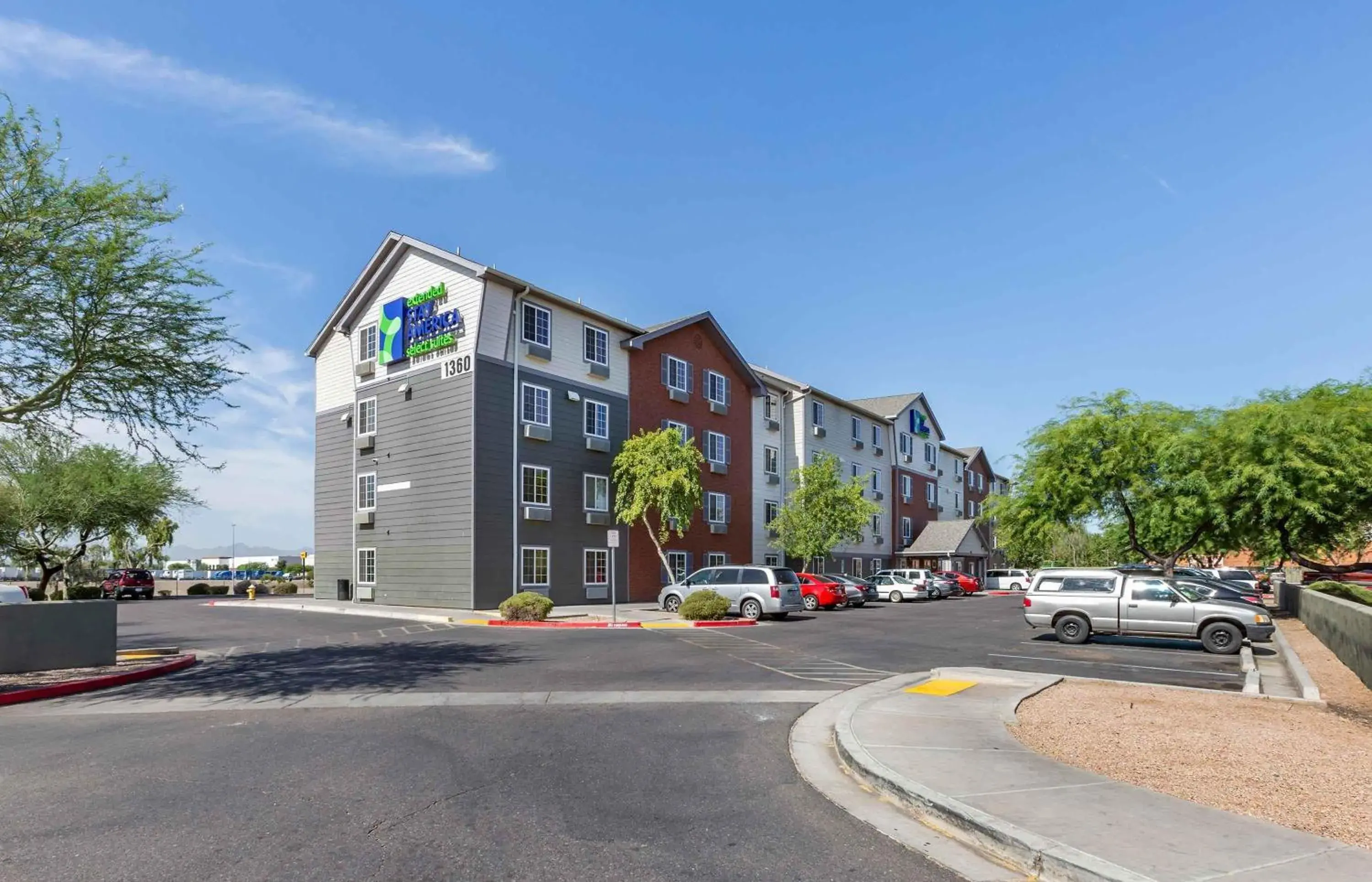 Property building in Extended Stay America Select Suites - Phoenix - West Property building in Extended Stay America Select Suites - Phoenix - West