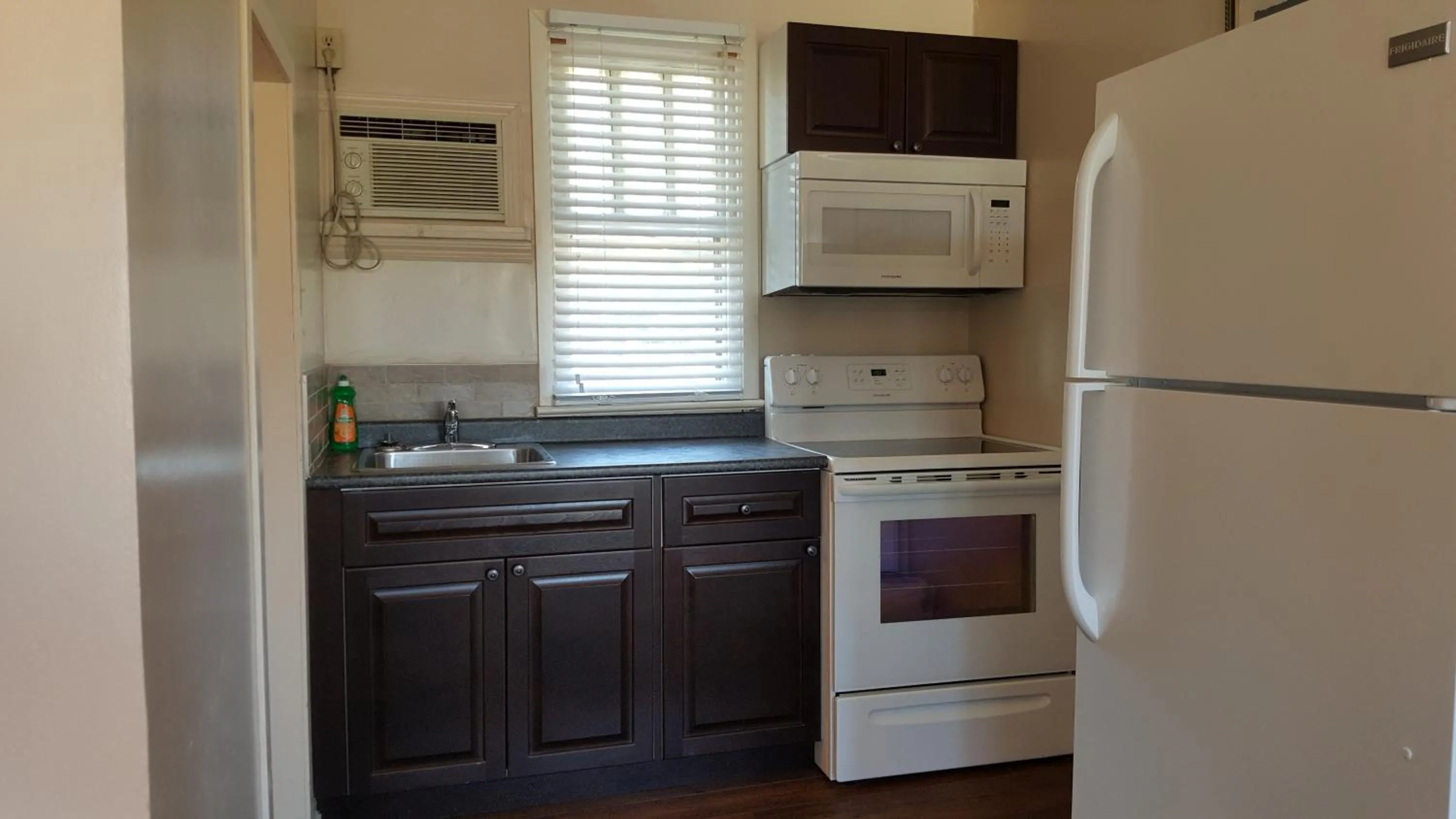 Kitchen or kitchenette in Hat Motel