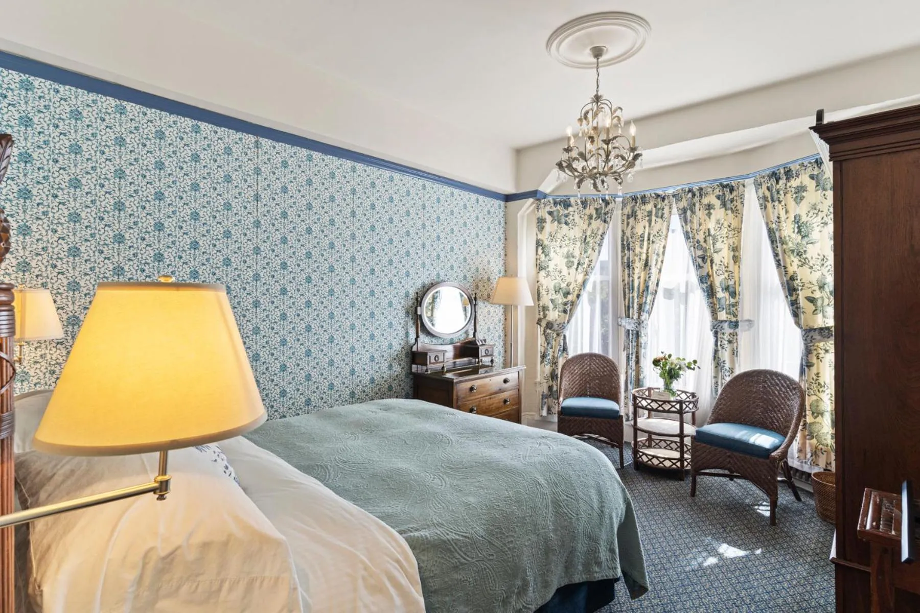 Photo of the whole room, Bed in Golden Gate Hotel