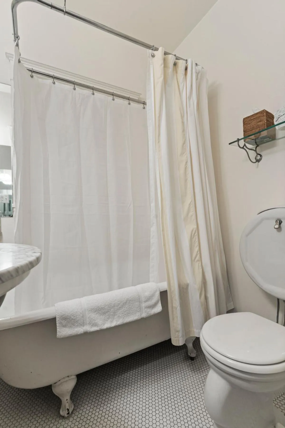 Bathroom, Bed in Golden Gate Hotel