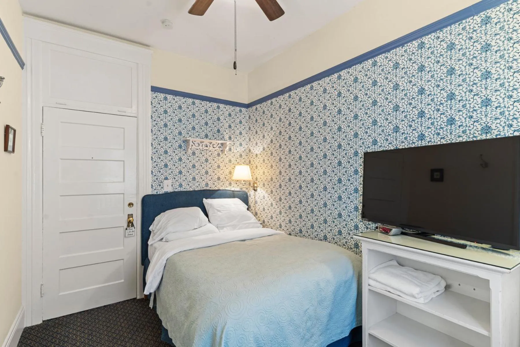 Photo of the whole room, Bed in Golden Gate Hotel