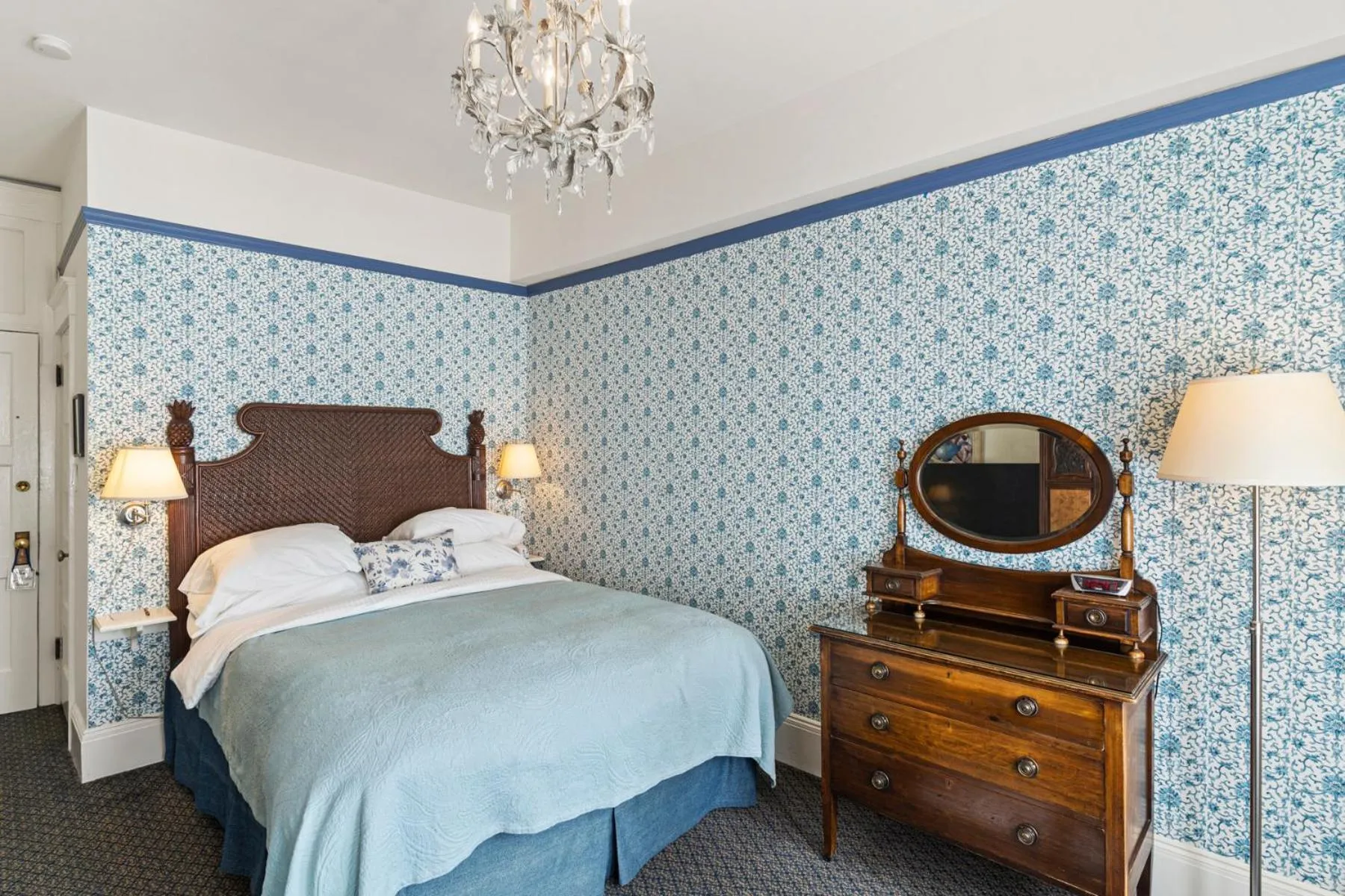 Photo of the whole room, Bed in Golden Gate Hotel