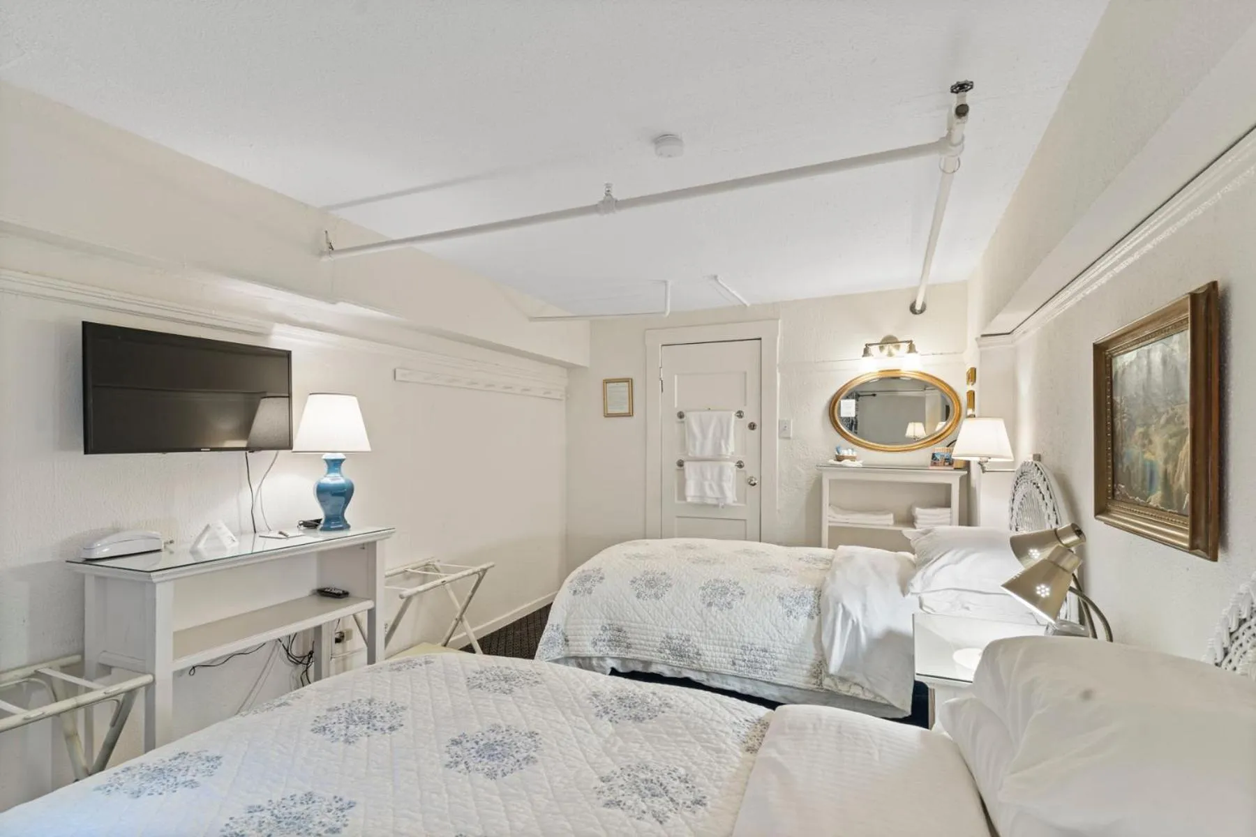 Photo of the whole room, Bed in Golden Gate Hotel