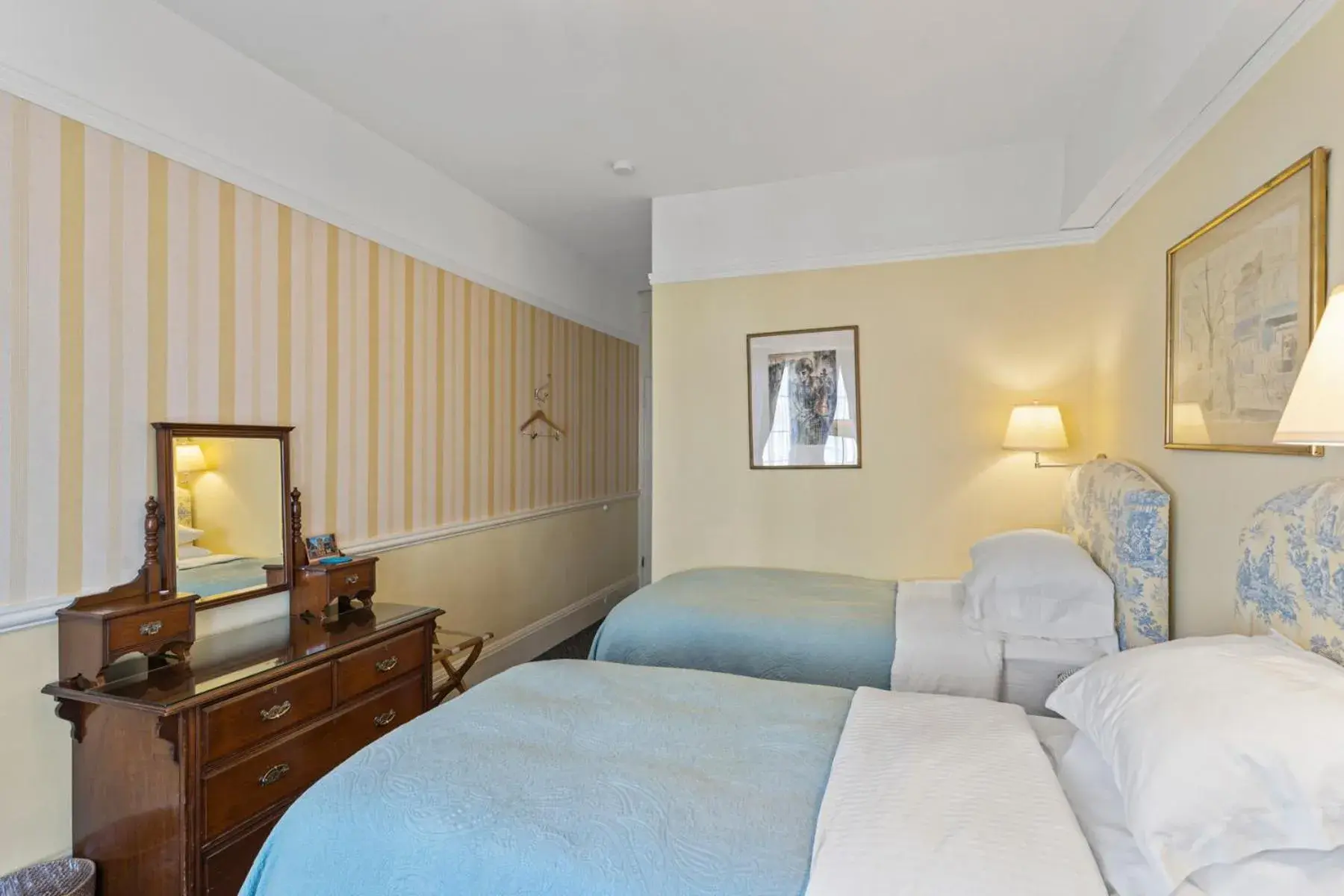 Photo of the whole room, Bed in Golden Gate Hotel Photo of the whole room, Bed in Golden Gate Hotel