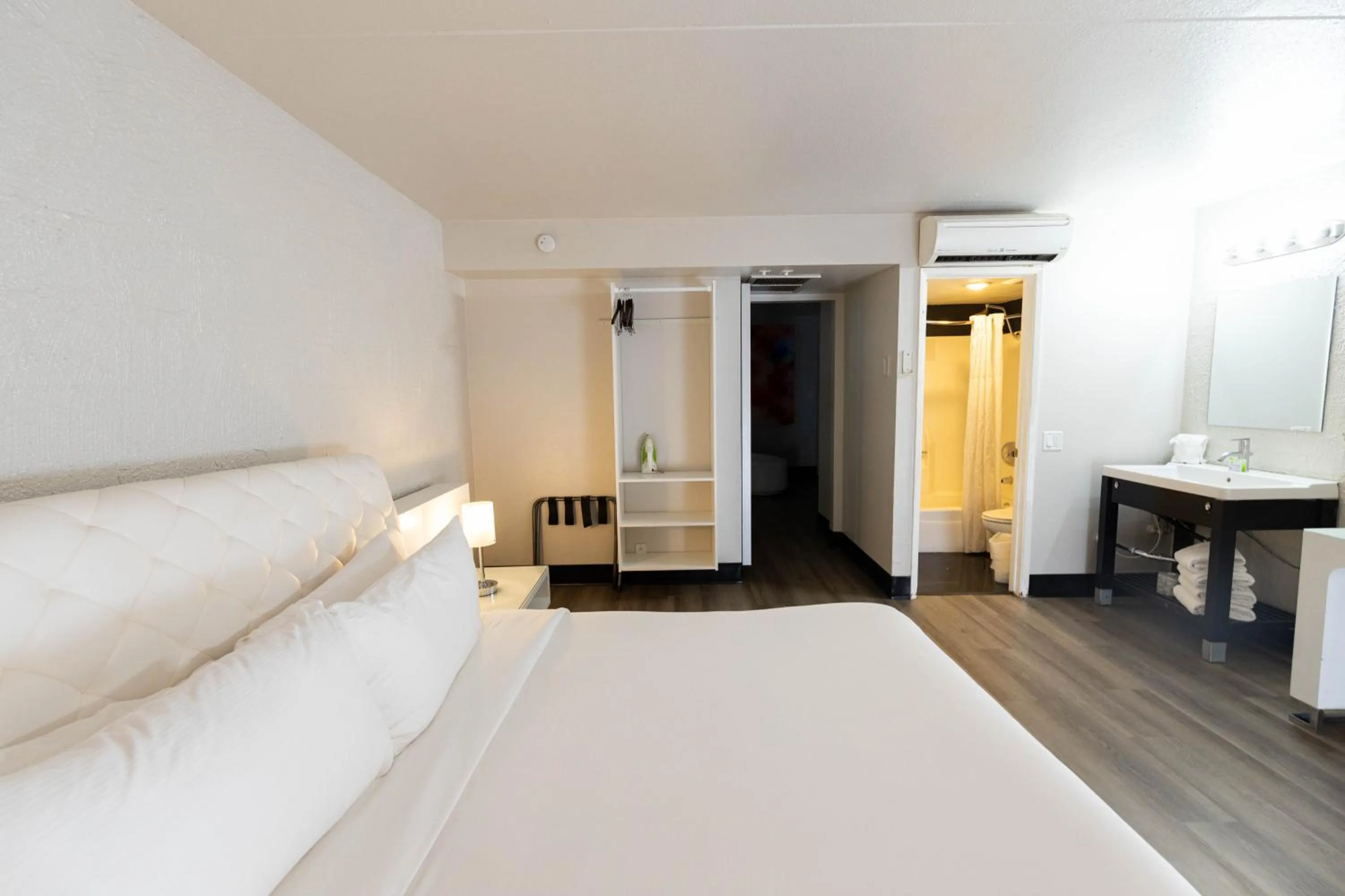 Bedroom, Bed in The Clarendon Hotel & Spa, BW Signature Collection