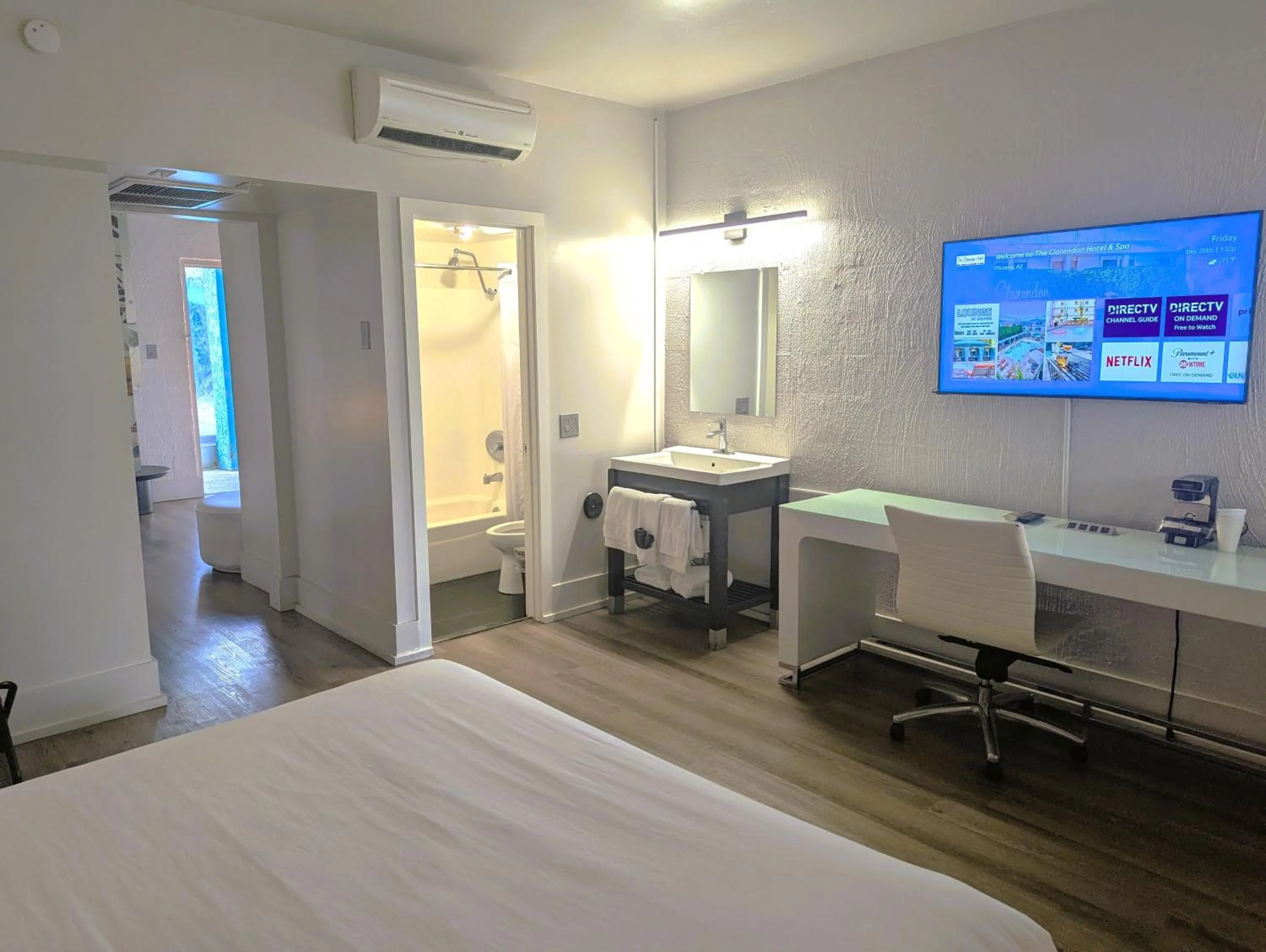 Bathroom, Bed in The Clarendon Hotel & Spa, BW Signature Collection