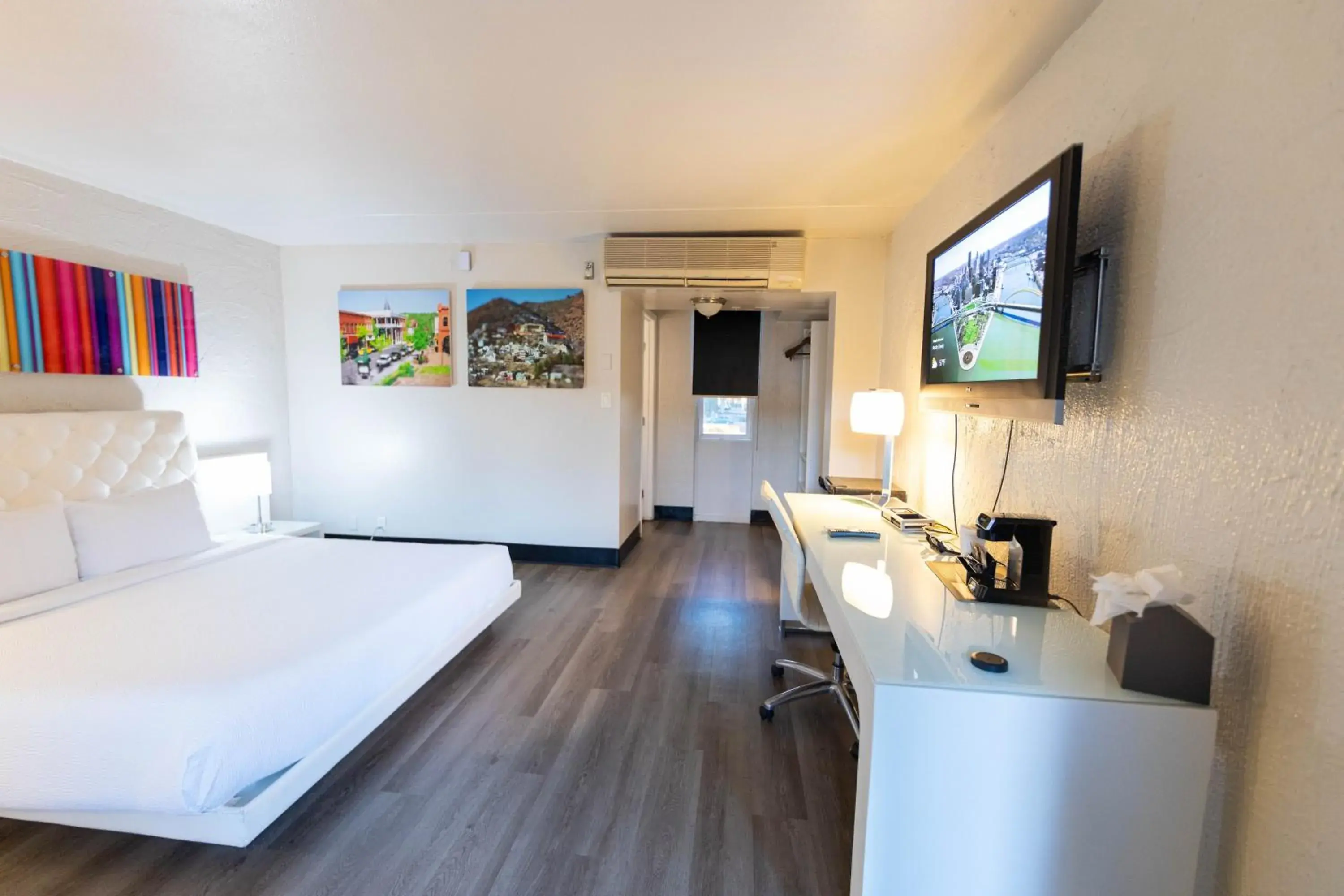 TV and multimedia, Bed in The Clarendon Hotel and Spa TV and multimedia, Bed in The Clarendon Hotel and Spa