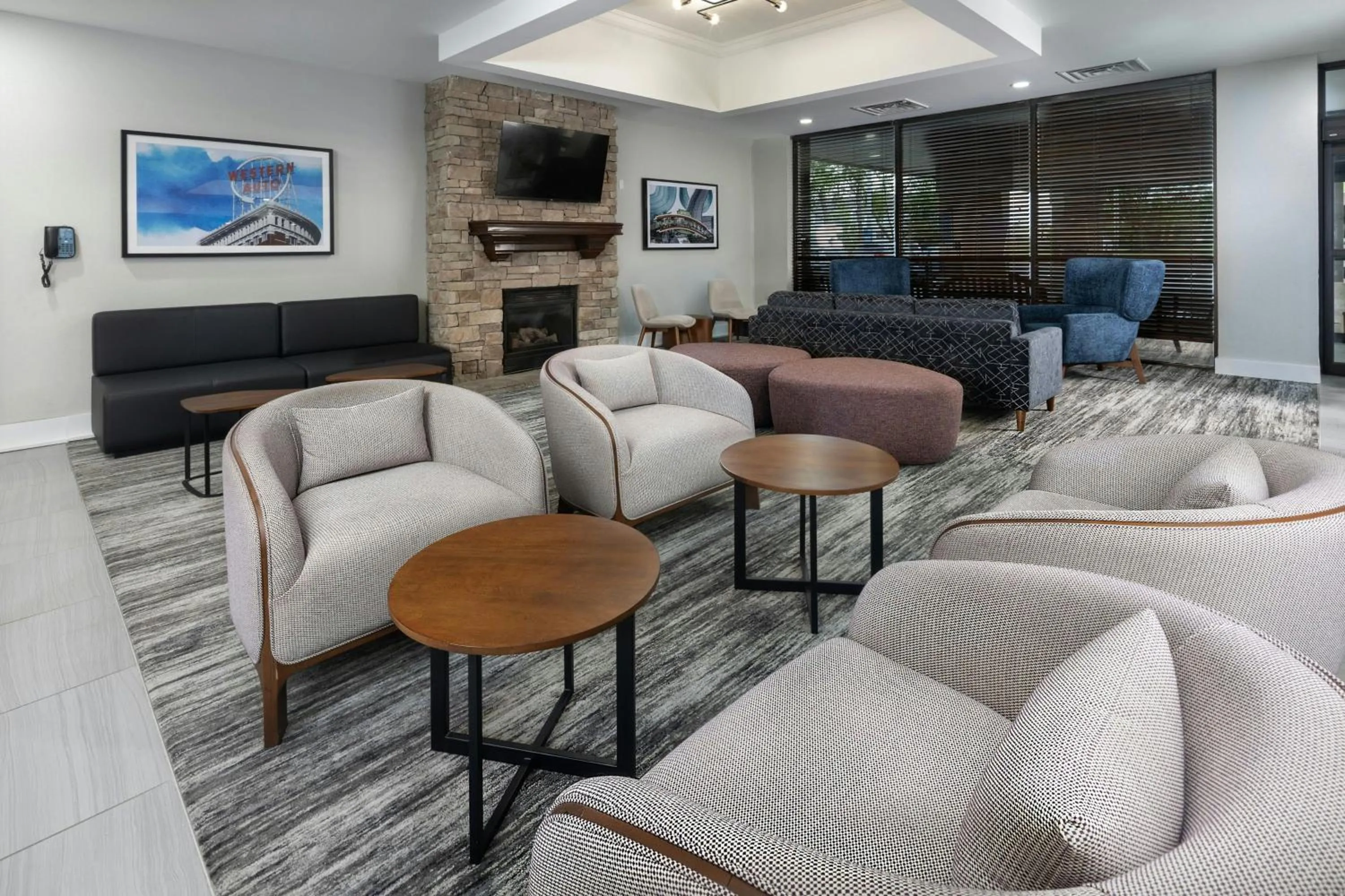 Lobby or reception in Four Points by Sheraton Kansas City Airport