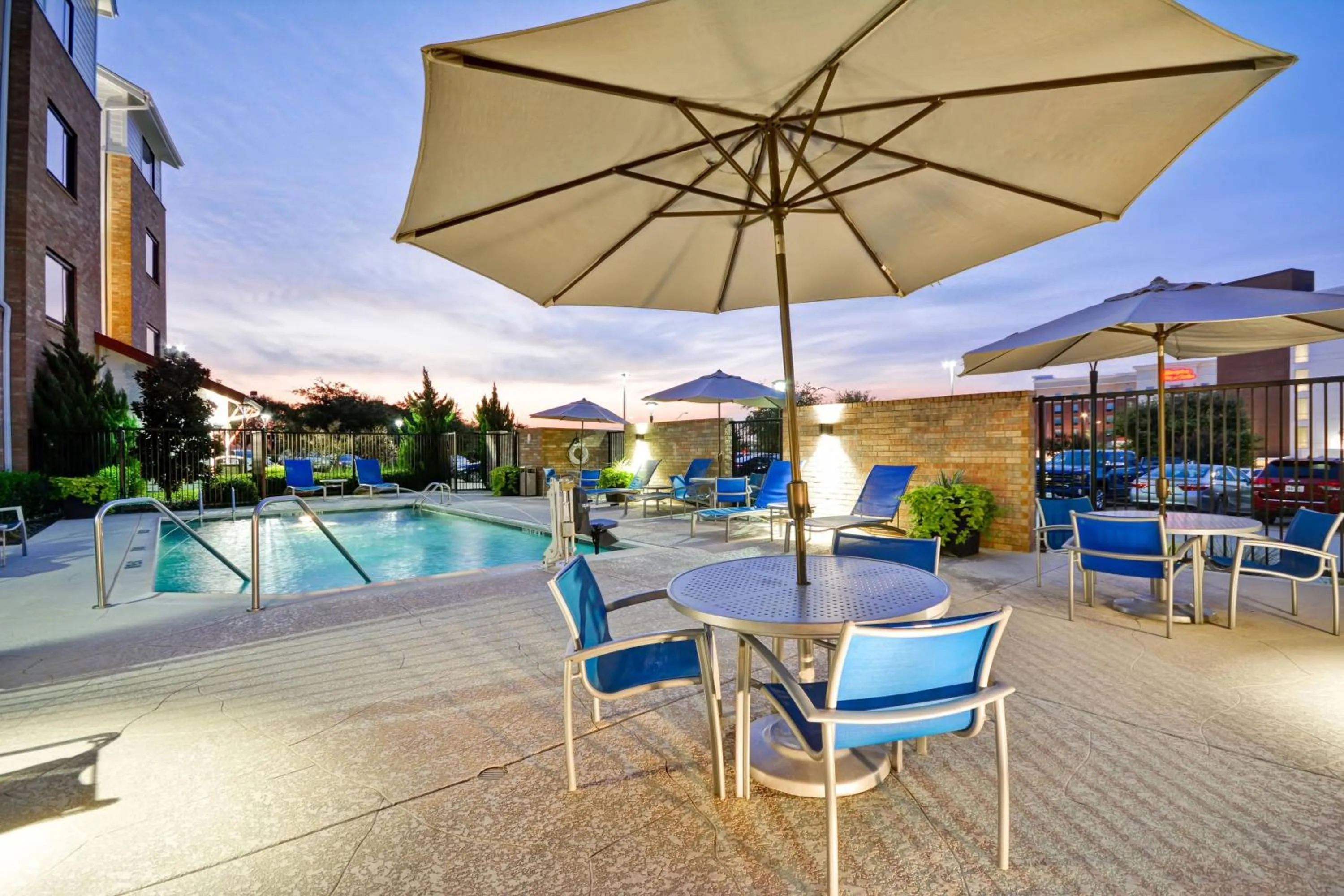 Swimming pool in TownePlace Suites Dallas/Lewisville