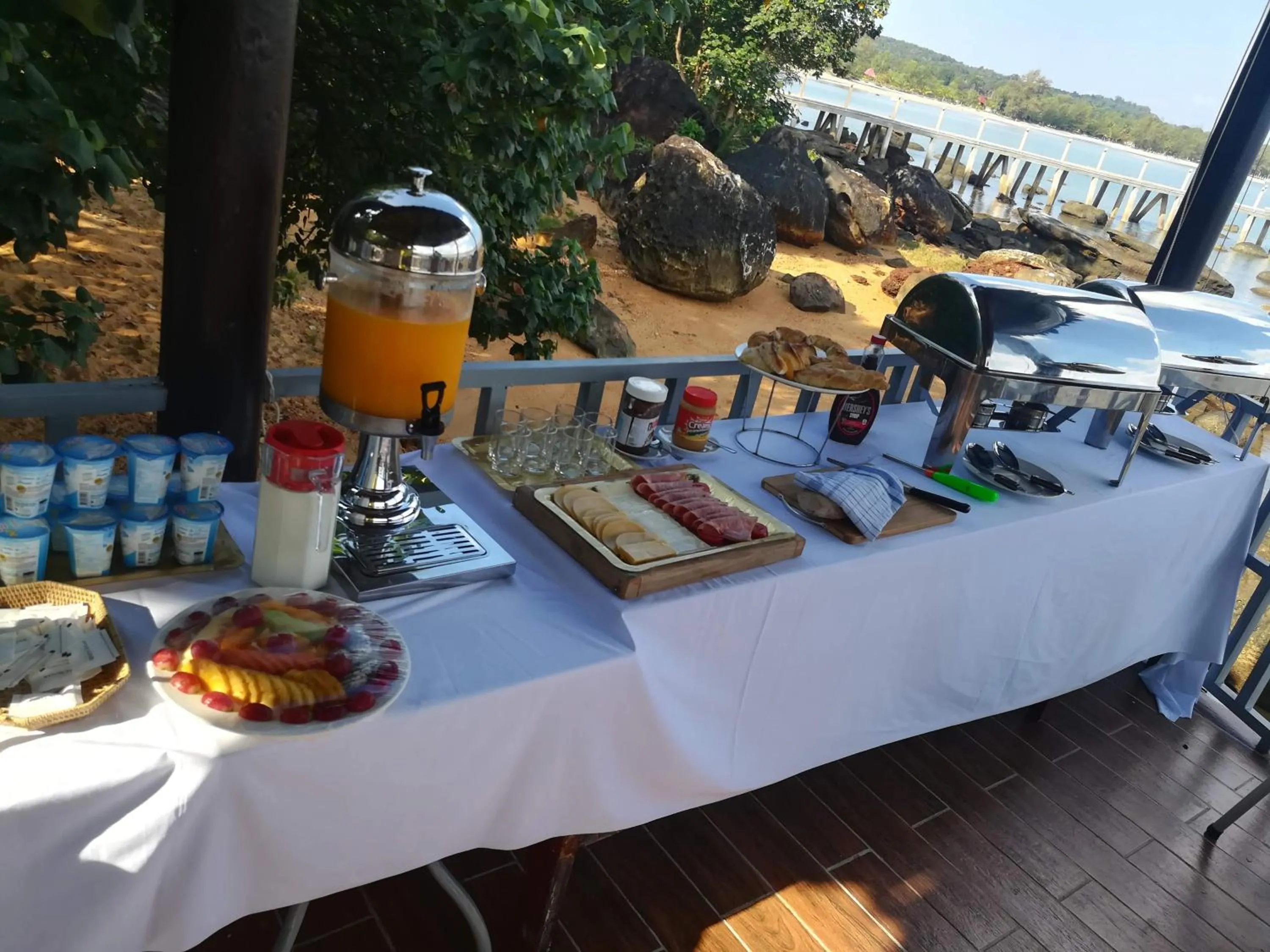 Restaurant/places to eat in Samloem Laguna Resort