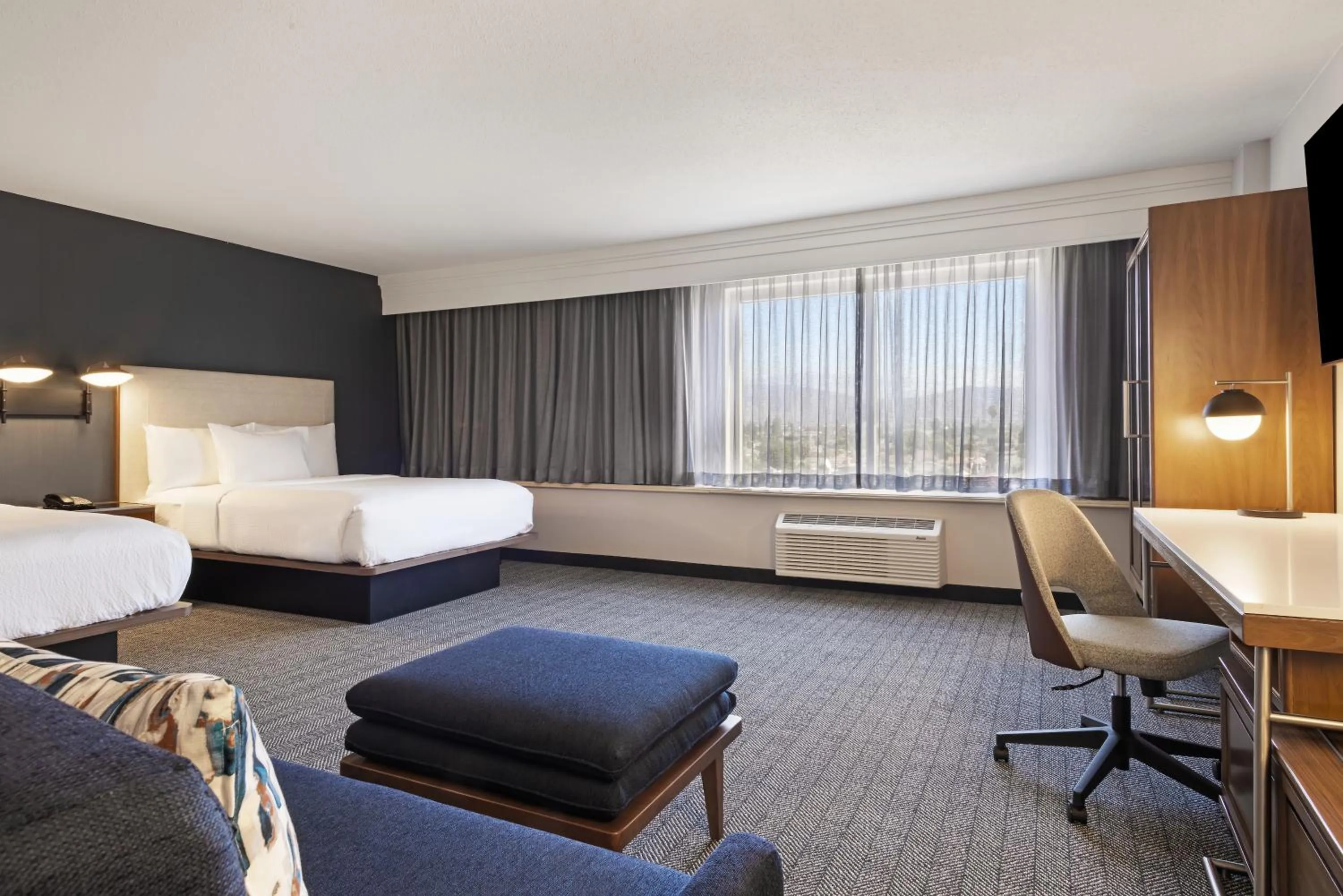 Guests, Bed in Courtyard by Marriott Baldwin Park