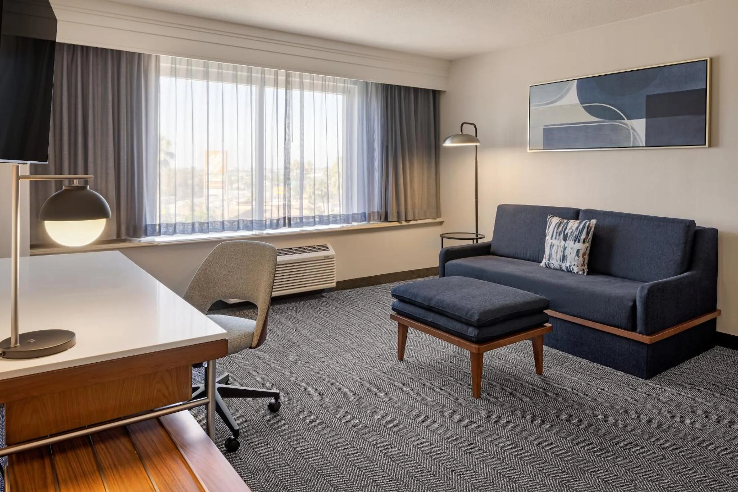 Living room in Courtyard by Marriott Baldwin Park