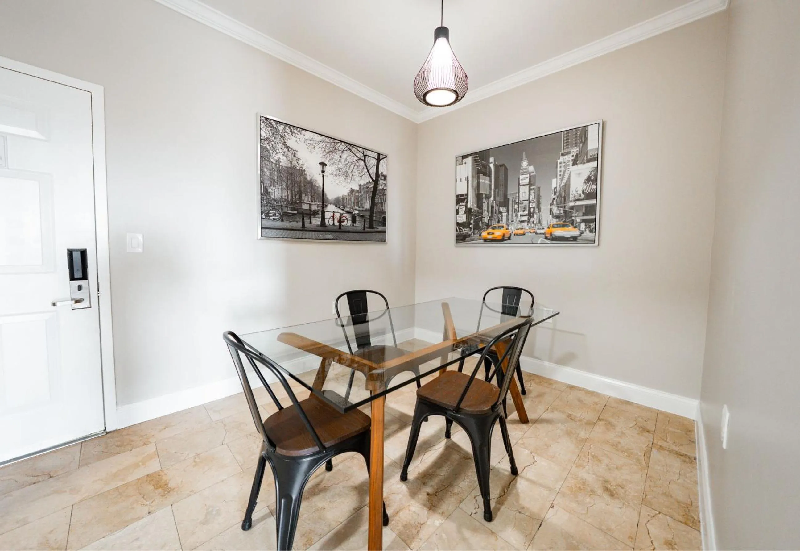 Dining area in Nuvo Suites Hotel - Miami Doral