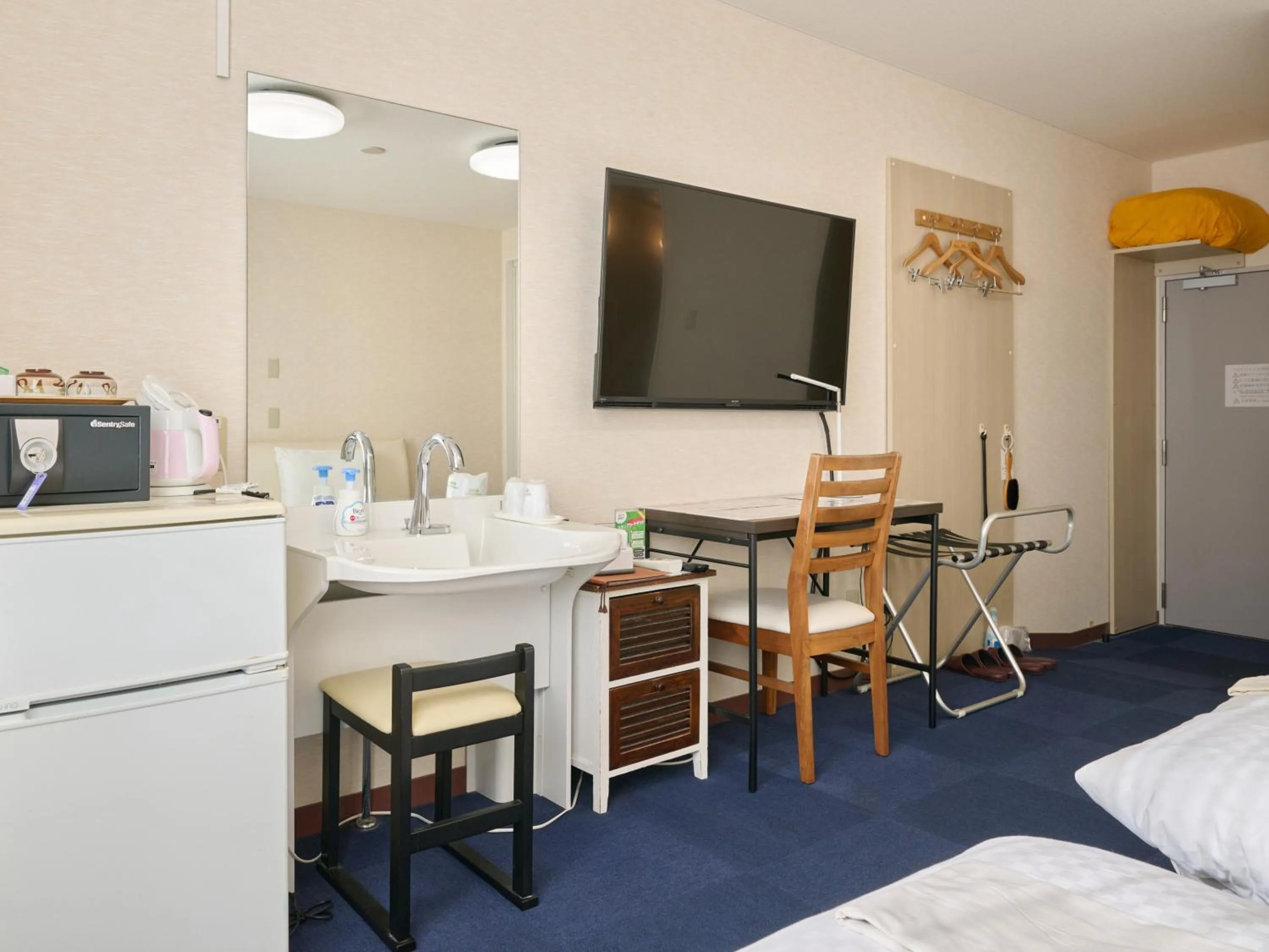 Photo of the whole room, Bed in Okasan Hotel