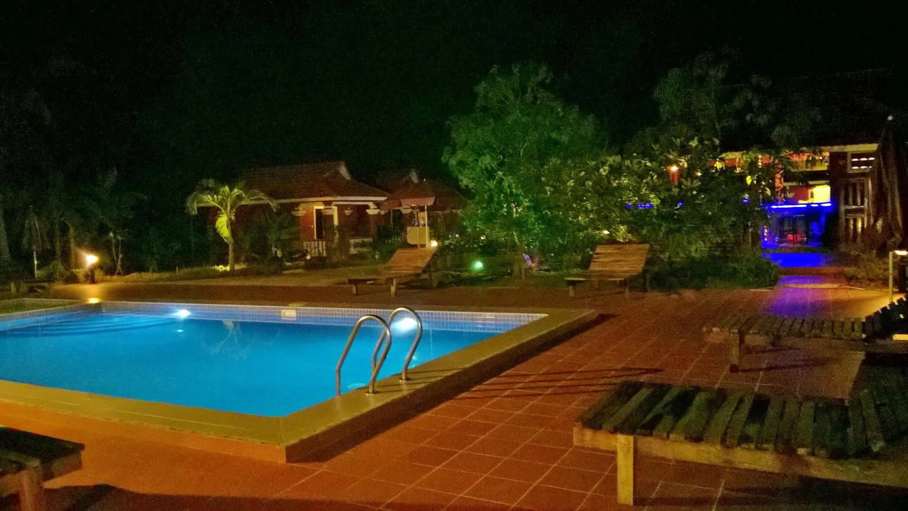 Swimming pool in Phoumrumduol Bungalow