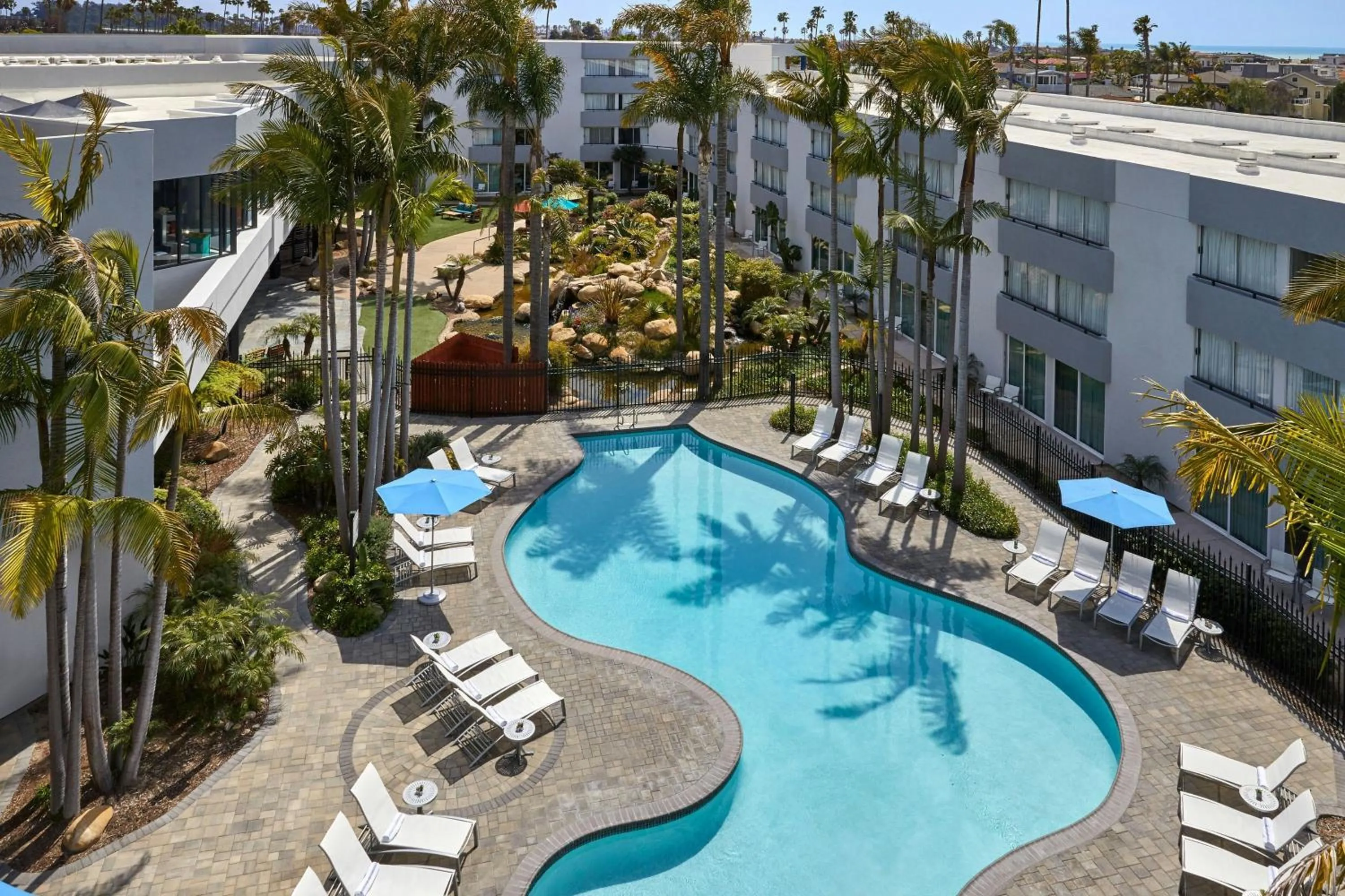 Swimming pool in Ventura Beach Marriott