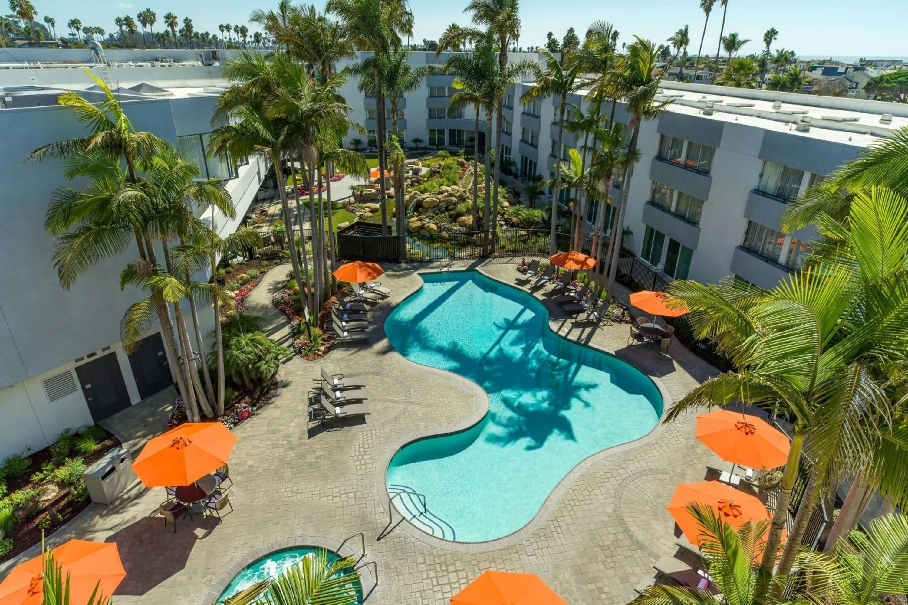 Swimming pool in Ventura Beach Marriott