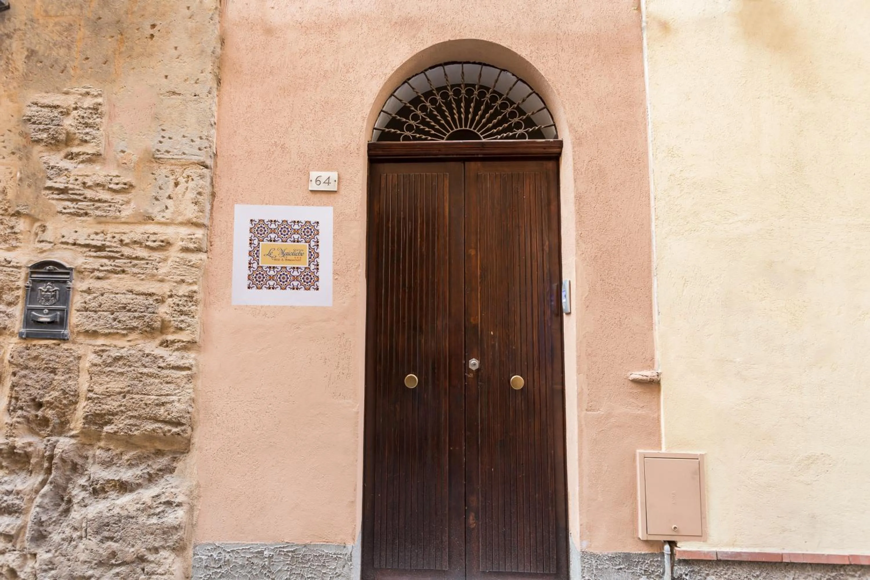 Facade/entrance in Le Maioliche