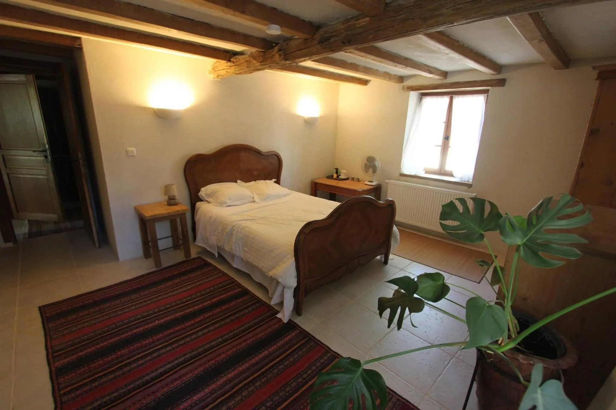 Photo of the whole room, Bed in Au garcin