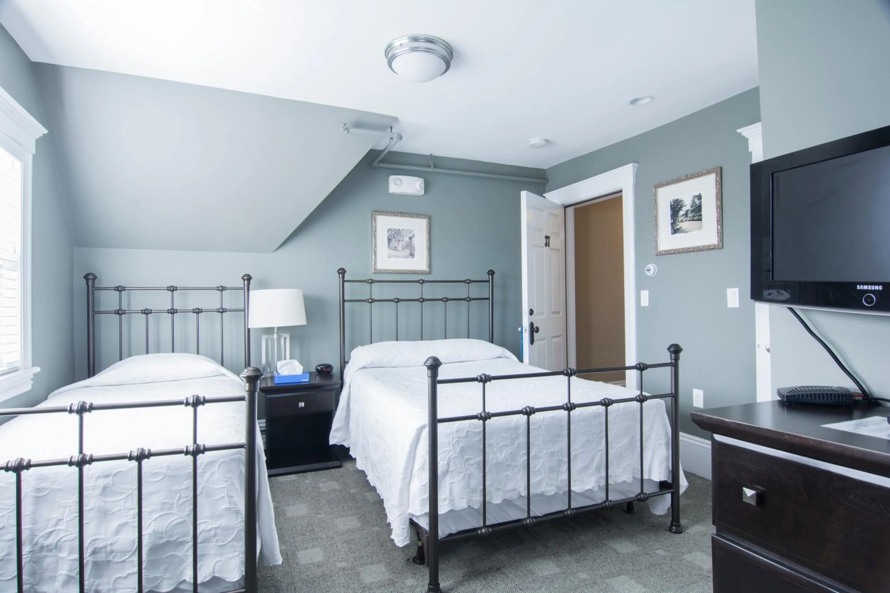 Standard Room with Double Bed and Single Bed in Longwood Inn