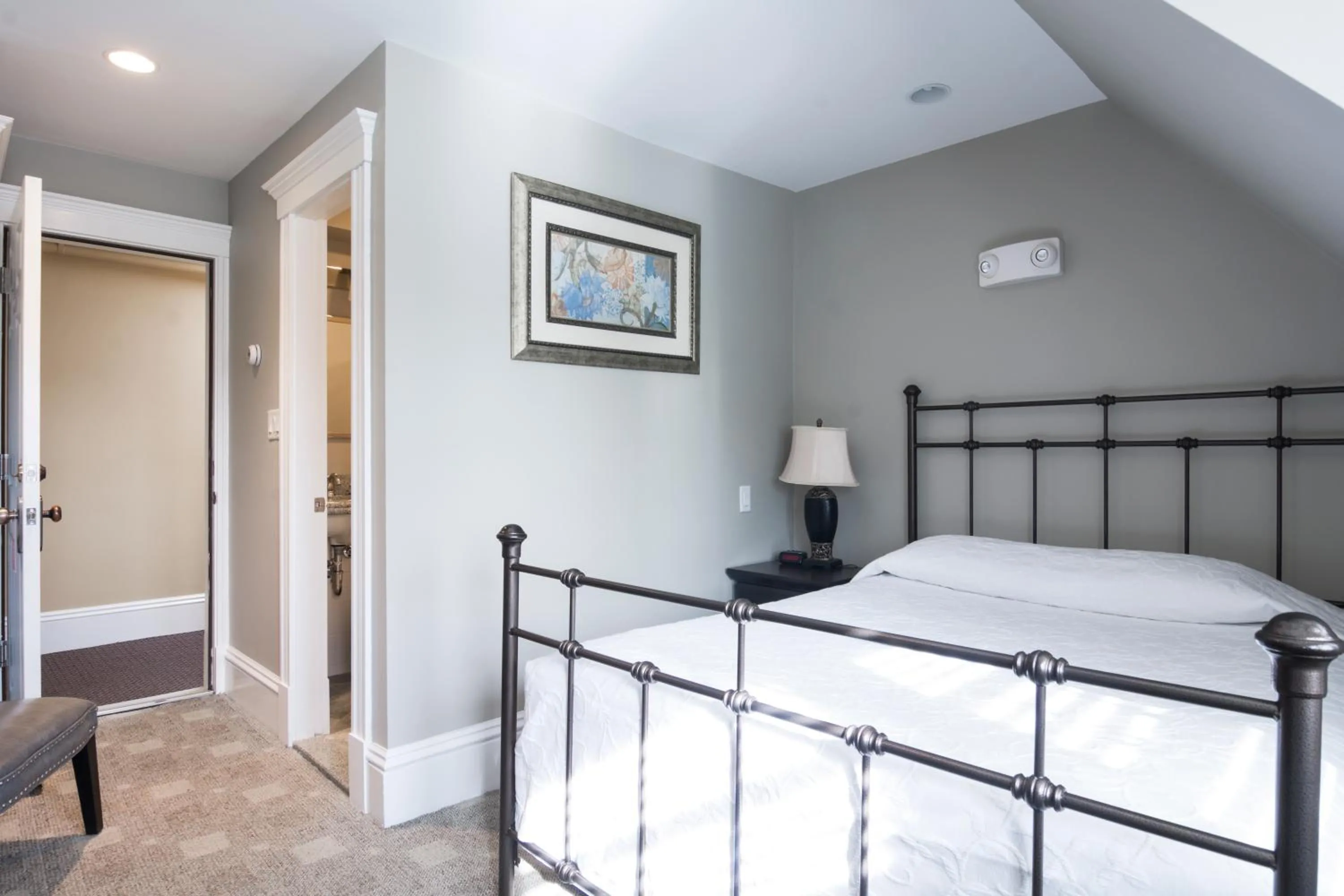 Standard Queen Room in Longwood Inn