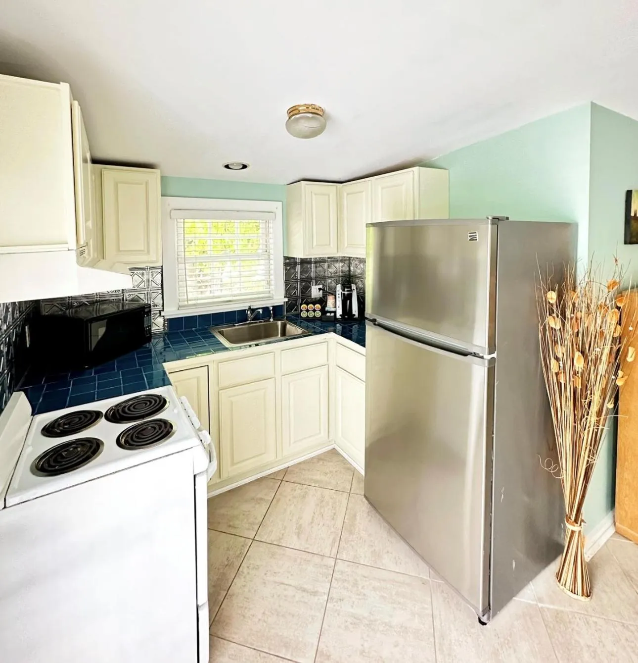 Kitchen or kitchenette in Westwinds Inn