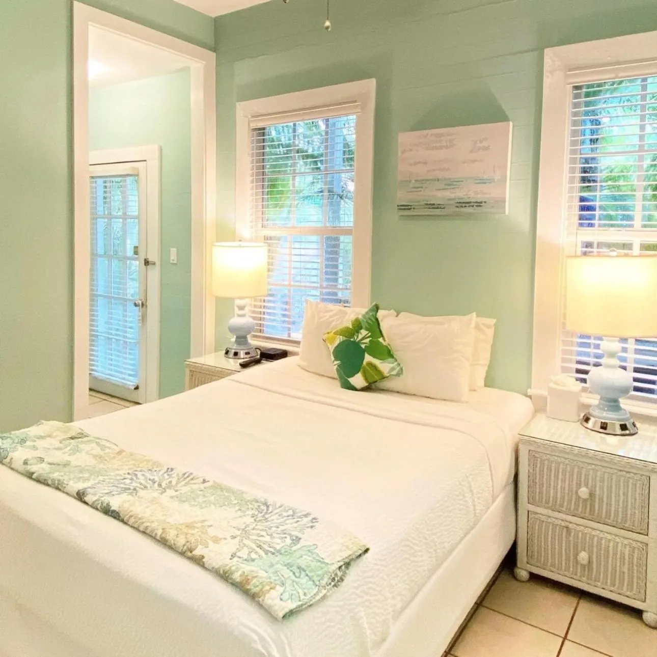 Property building, Bed in Westwinds Inn