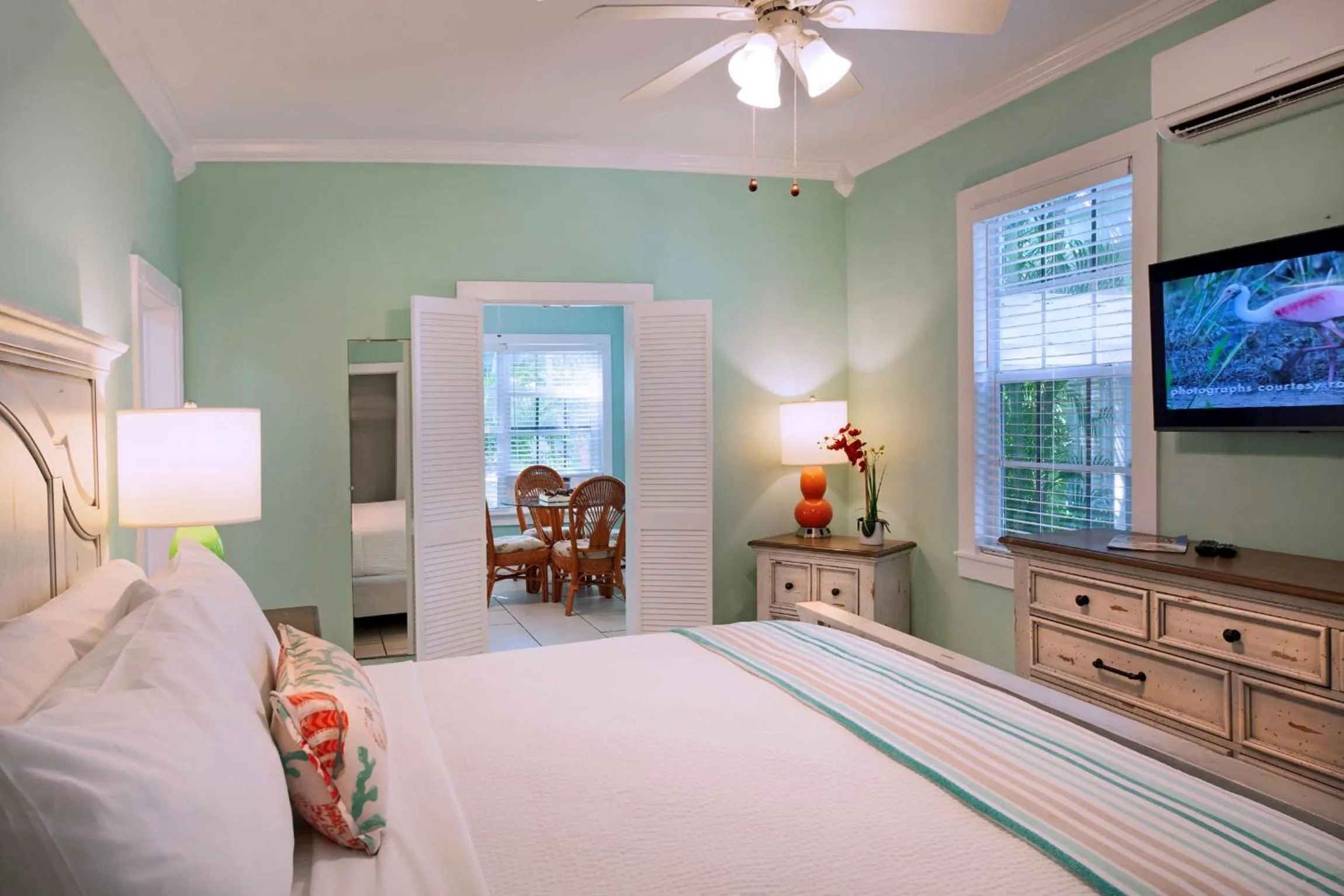 Communal lounge/ TV room, Bed in Westwinds Inn