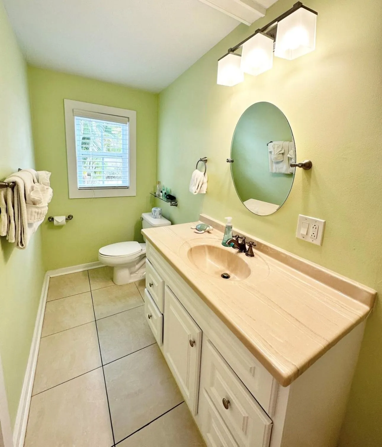 Toilet in Westwinds Inn